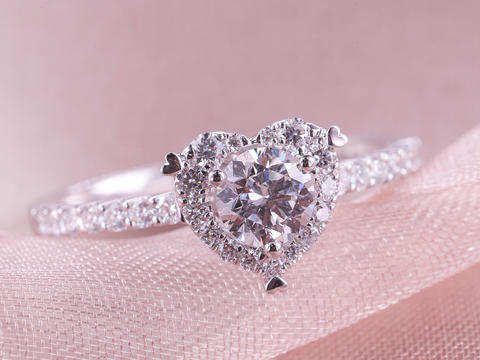 六福珠宝爱很美系列18K金钻石戒指LB30773