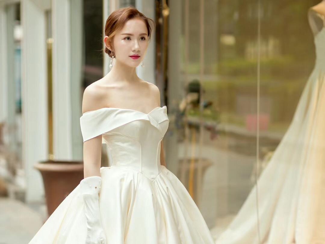 人气一字肩显瘦进口缎面主婚纱送伴娘服送口红