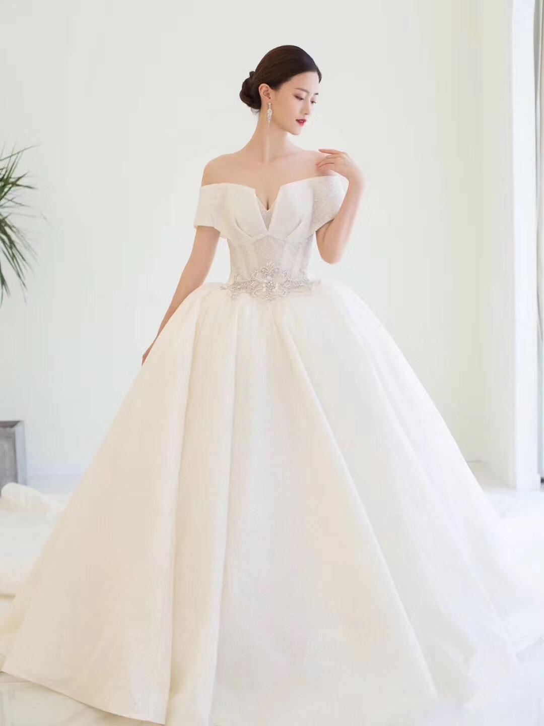 梦幻公主系列定制婚纱+礼服+总监化妆老师全程跟妆