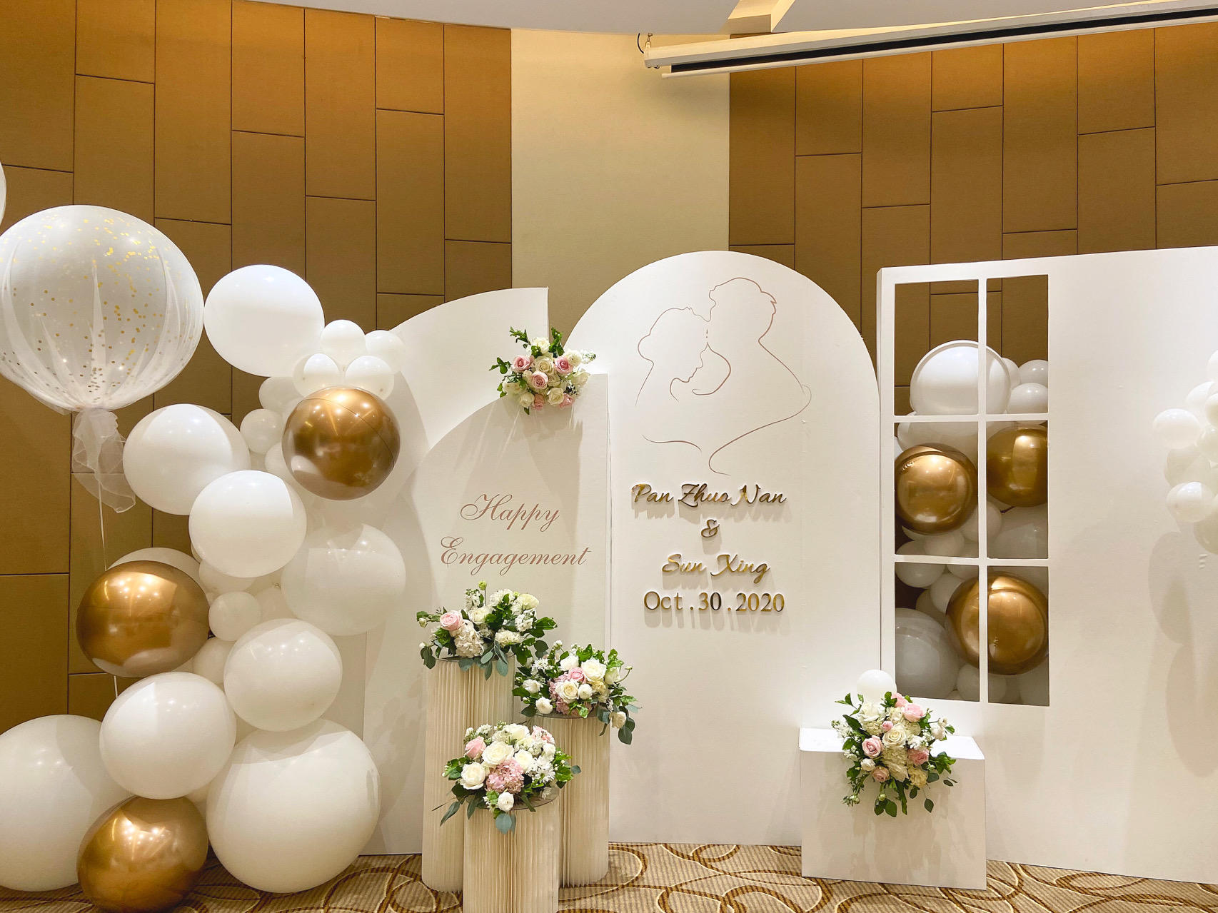 优比婚礼|白色简约小清新订婚宴布置送鲜花