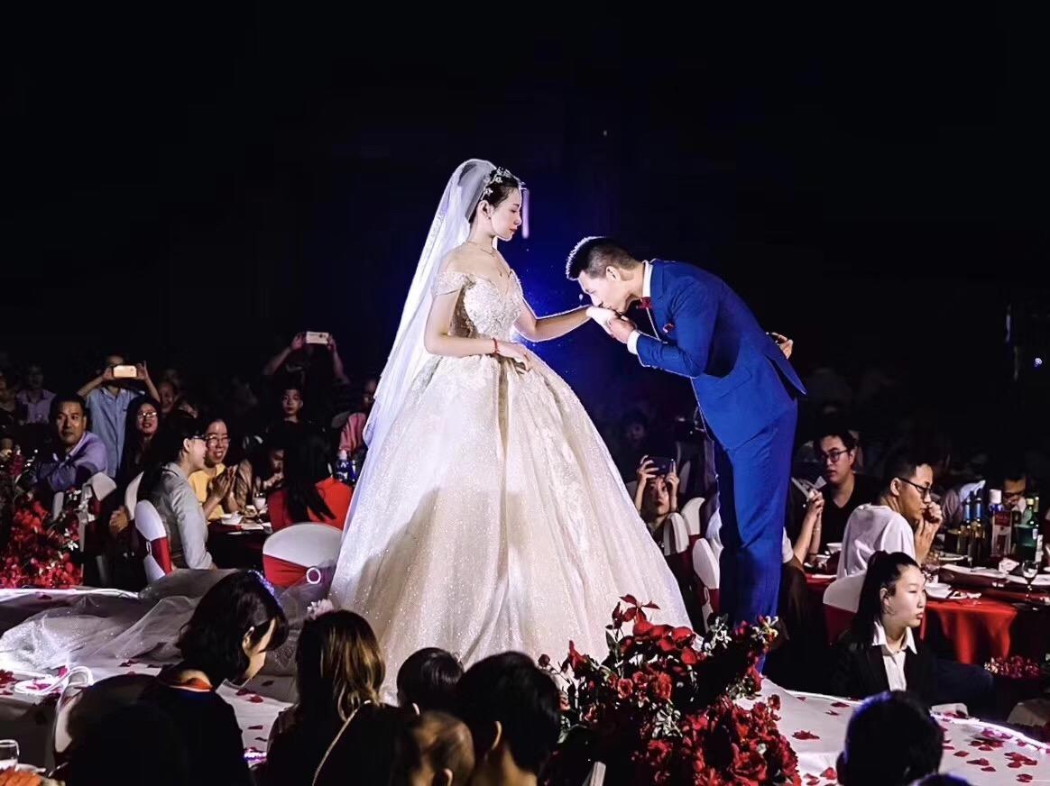 【Domi高级婚纱】3件套租赁+ 全程跟妆