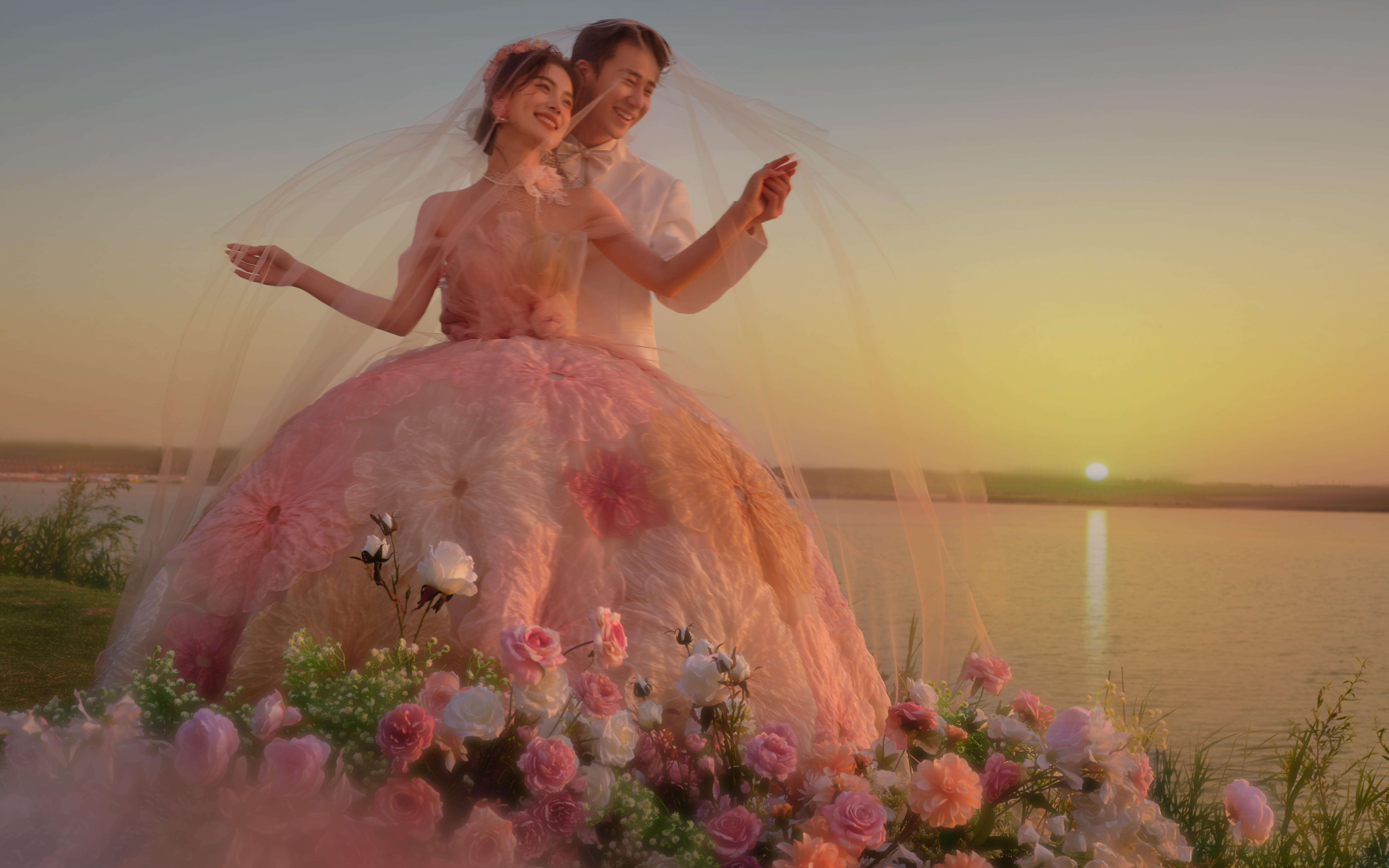 浪漫夕阳与花海的邂逅！海边婚纱照