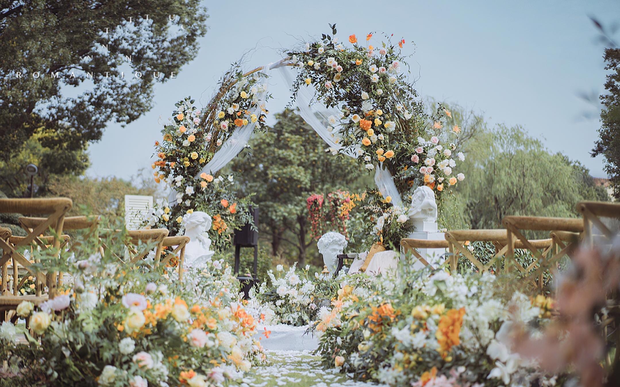 定制三亚临海草坪婚礼+户外晚宴+四大金刚