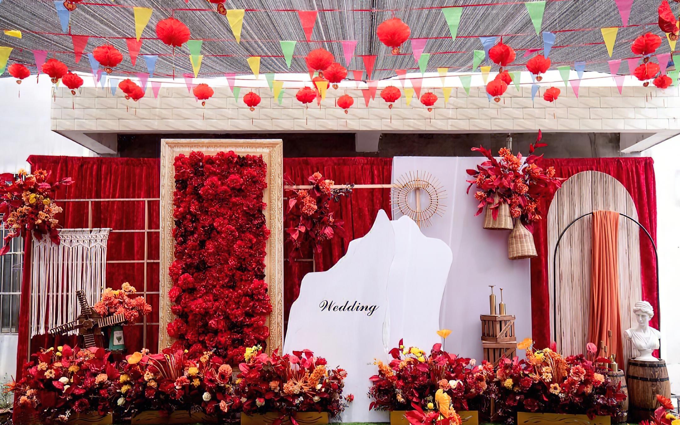 小預(yù)算紅白色農(nóng)村戶外婚禮
