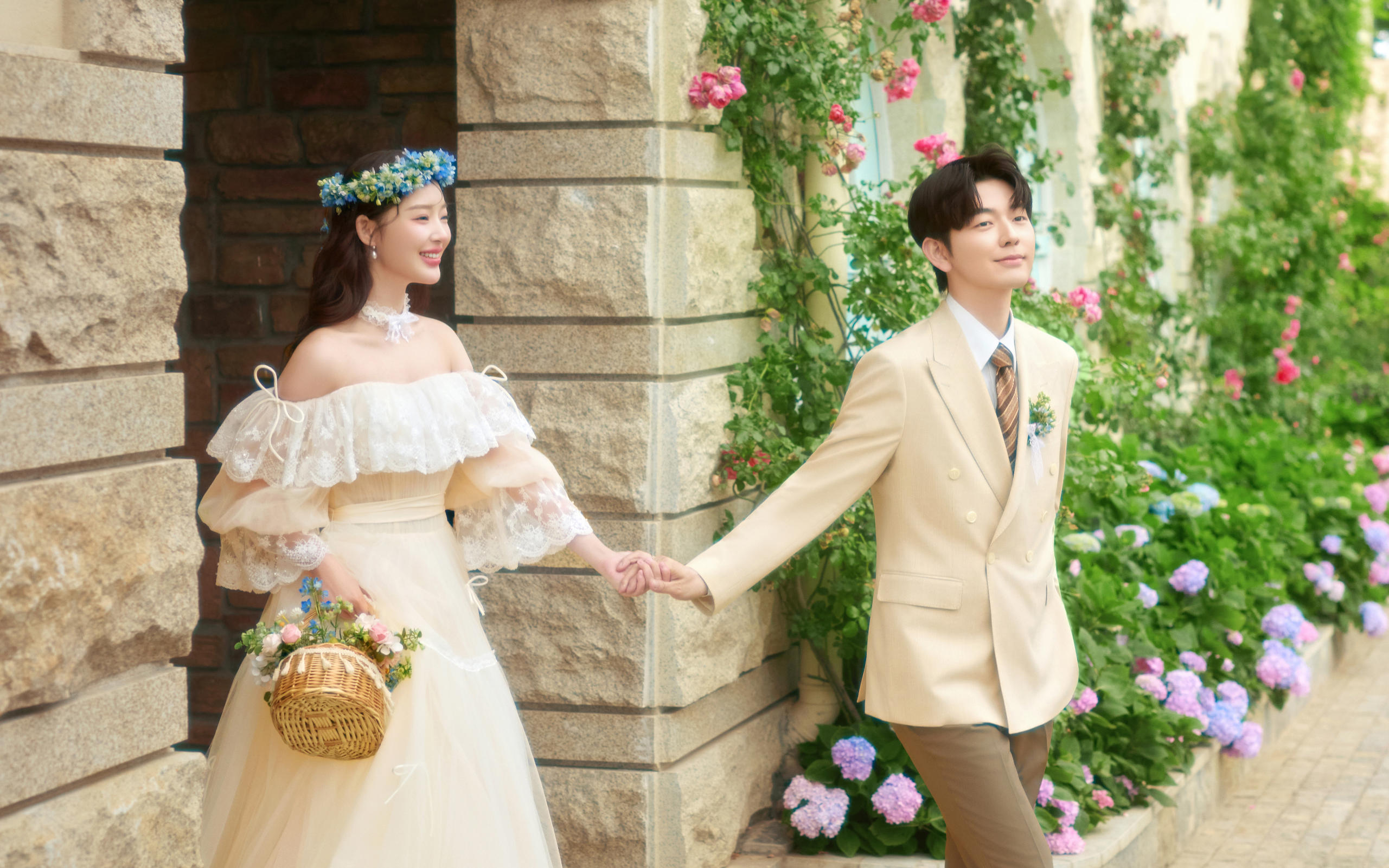 這組法式復(fù)古婚紗照像一幅油畫?