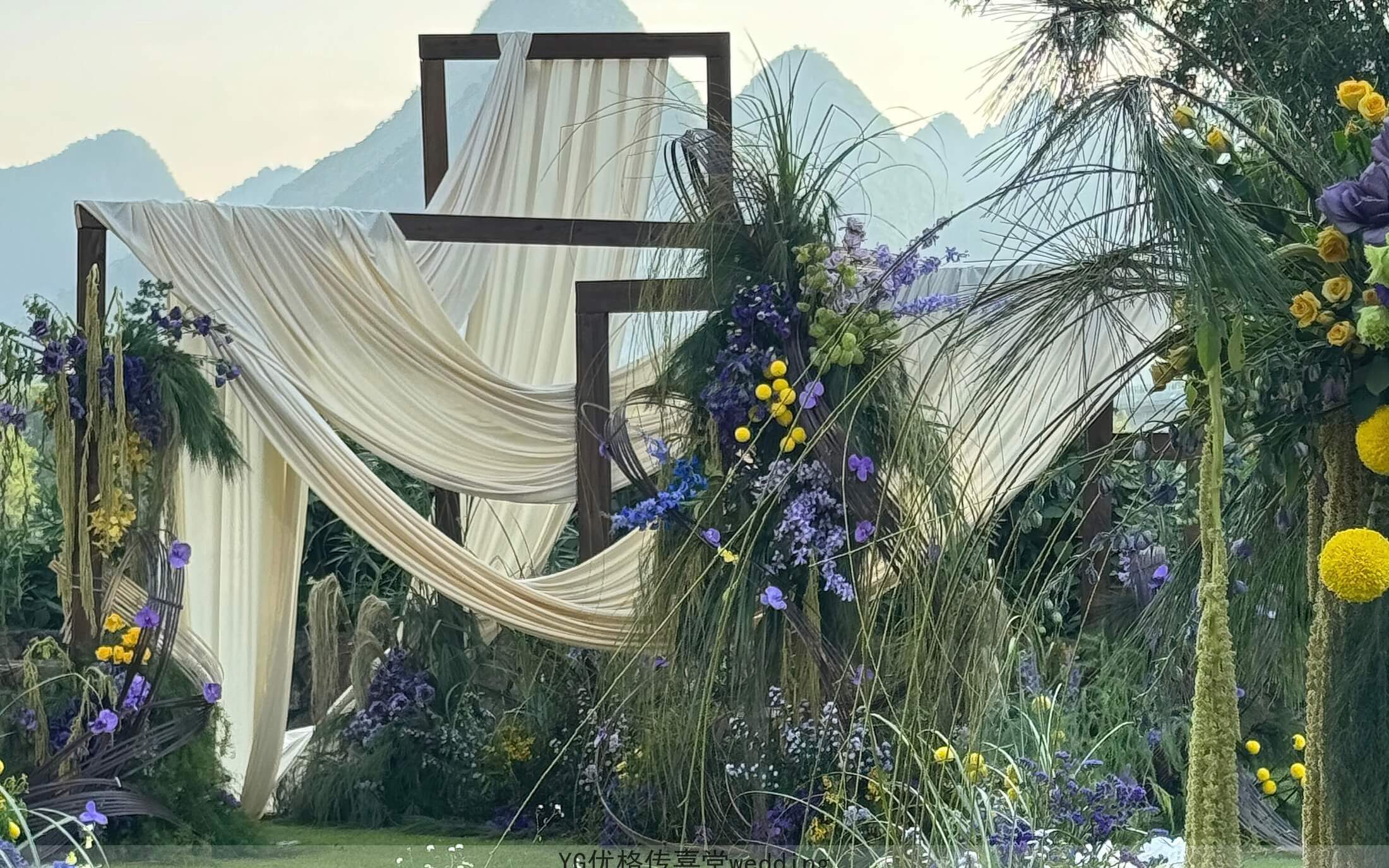 戶外草坪香檳色布幔自然婚禮