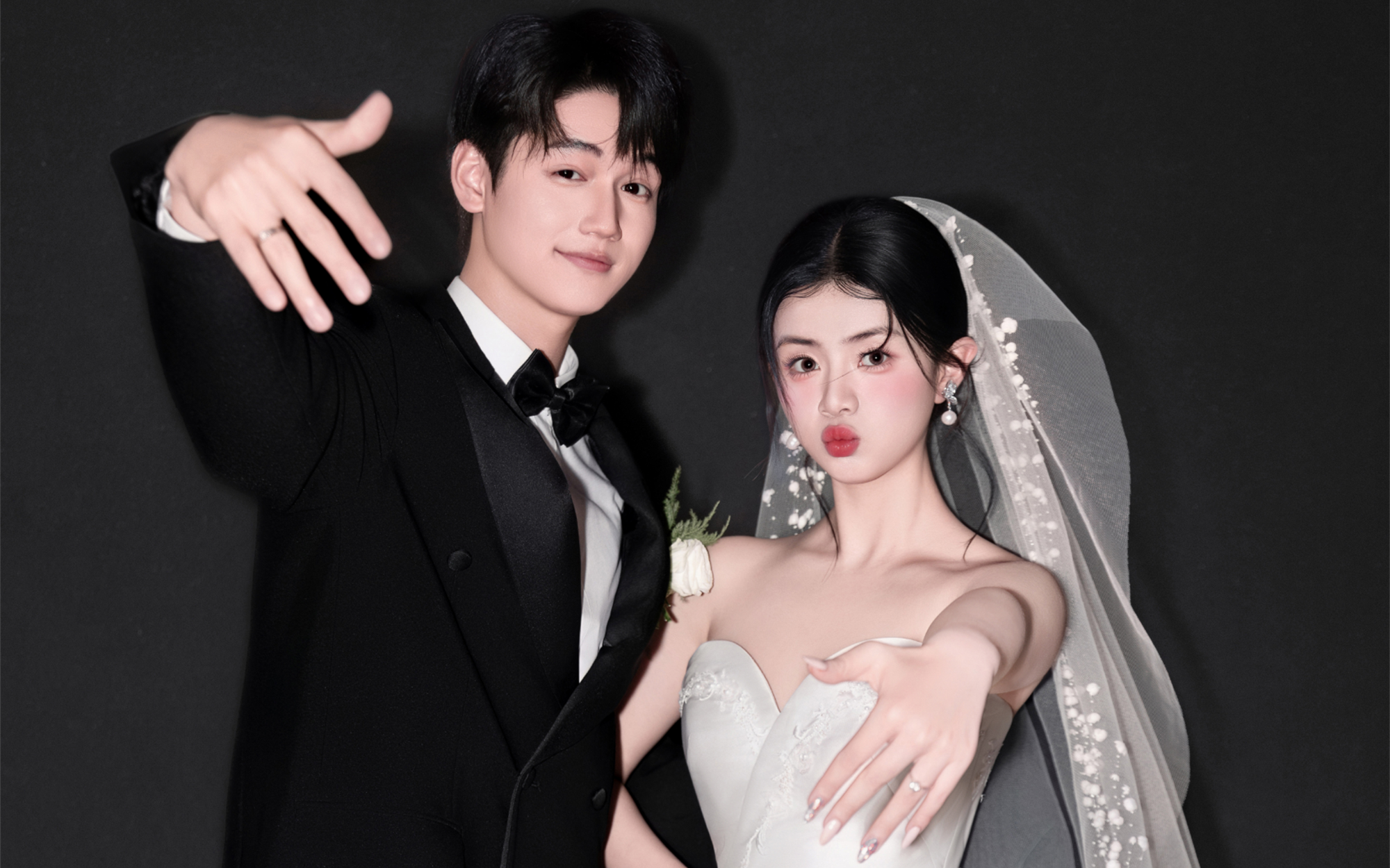 屿墨影像｜室内婚纱照｜红与白的静默对白