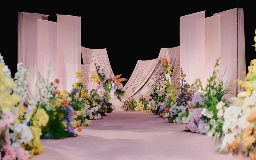 粉調(diào)夢幻室內(nèi)婚禮