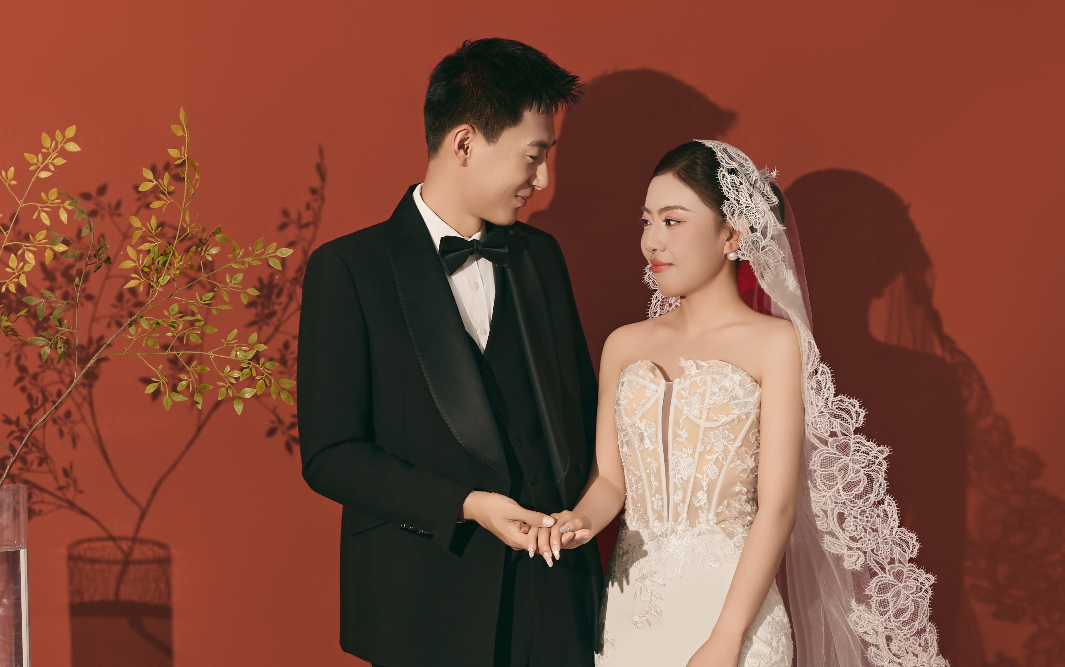 小众高级的法式复古婚纱照♥️红背景太出片