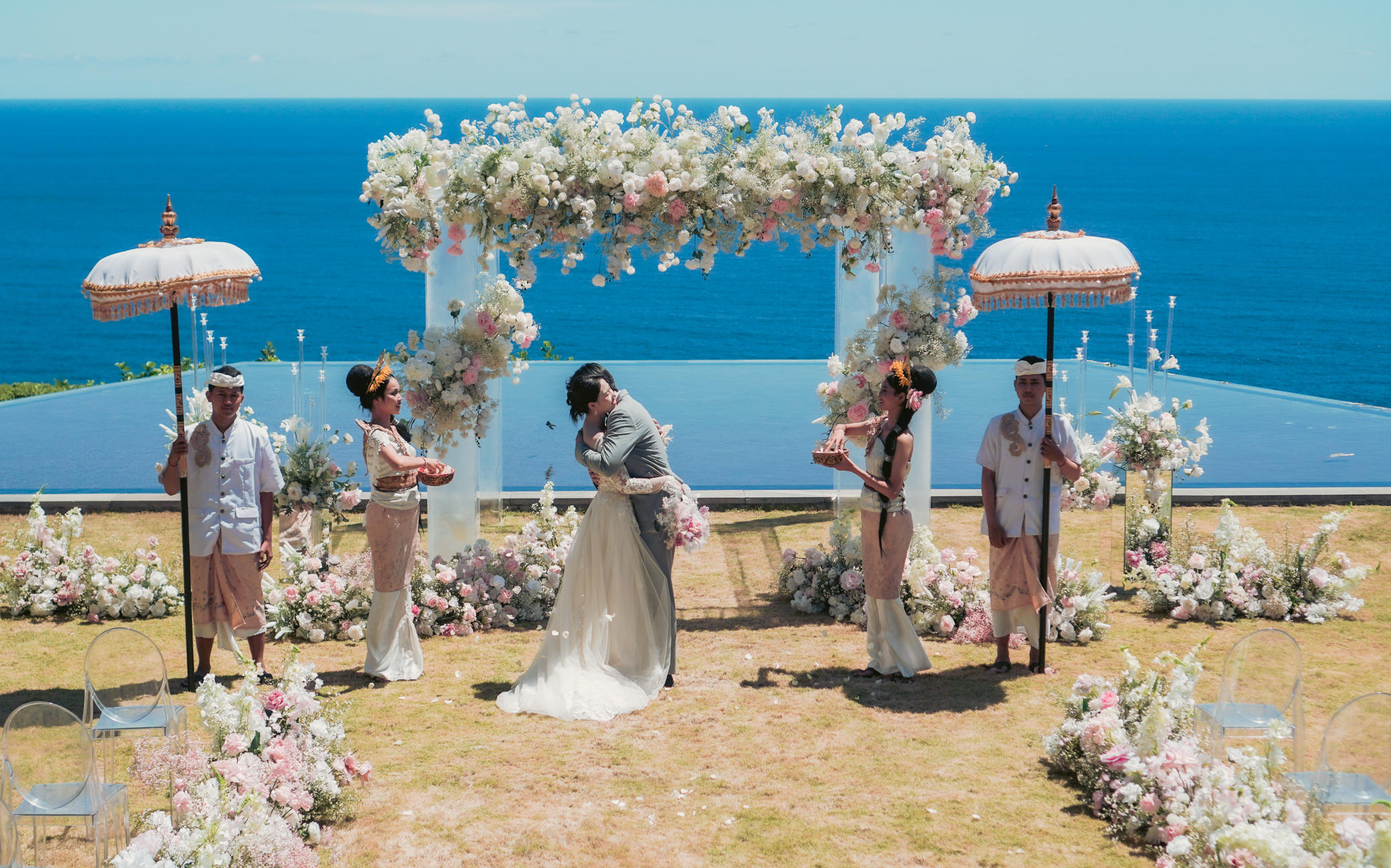 巴厘岛婚礼范本✨ 把「海岛民俗浪漫」锁在海景花境