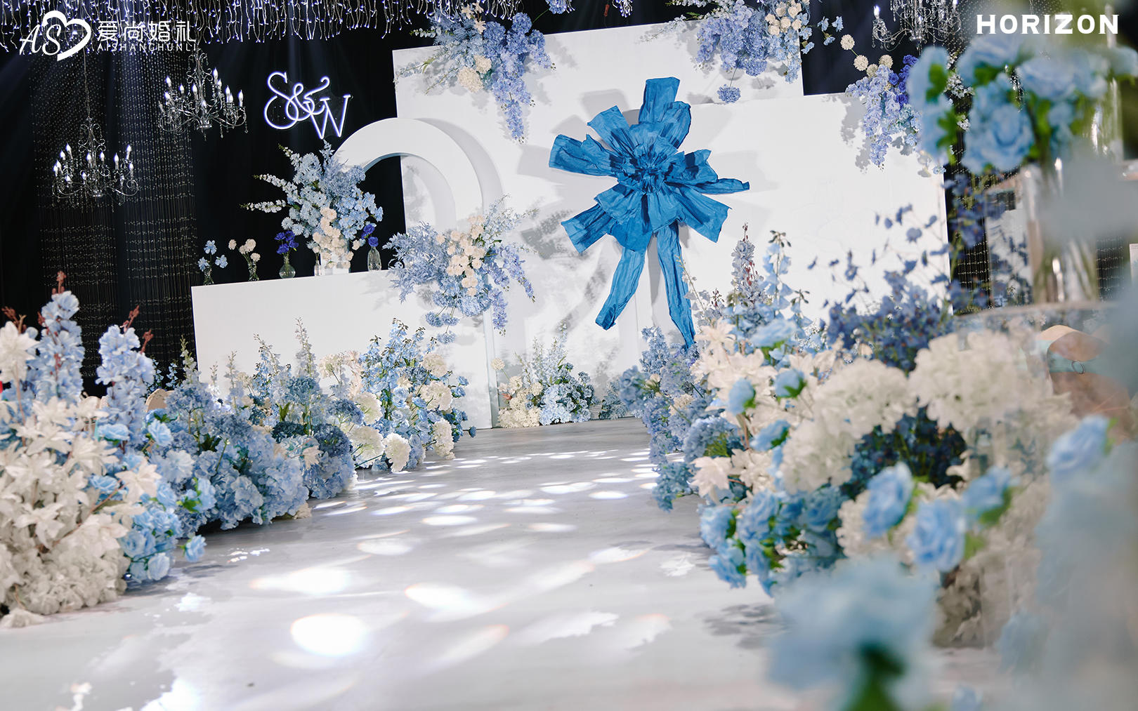 蓝白色大棚婚礼