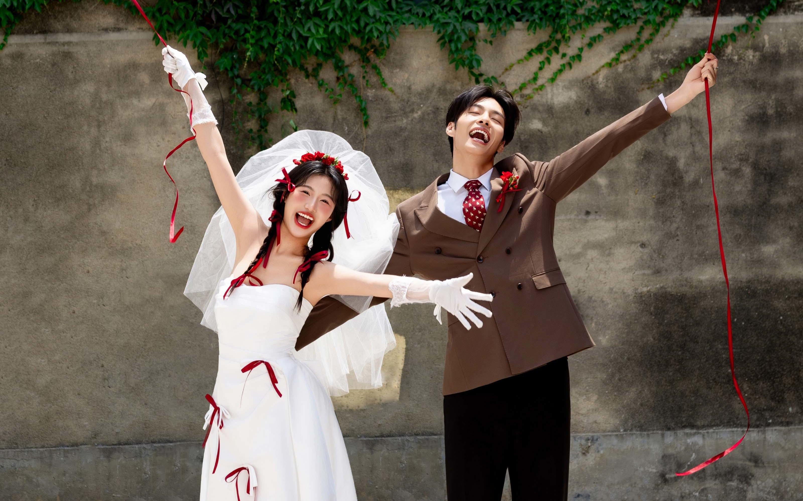 甜到犯规 超可爱街拍喜嫁风婚纱照