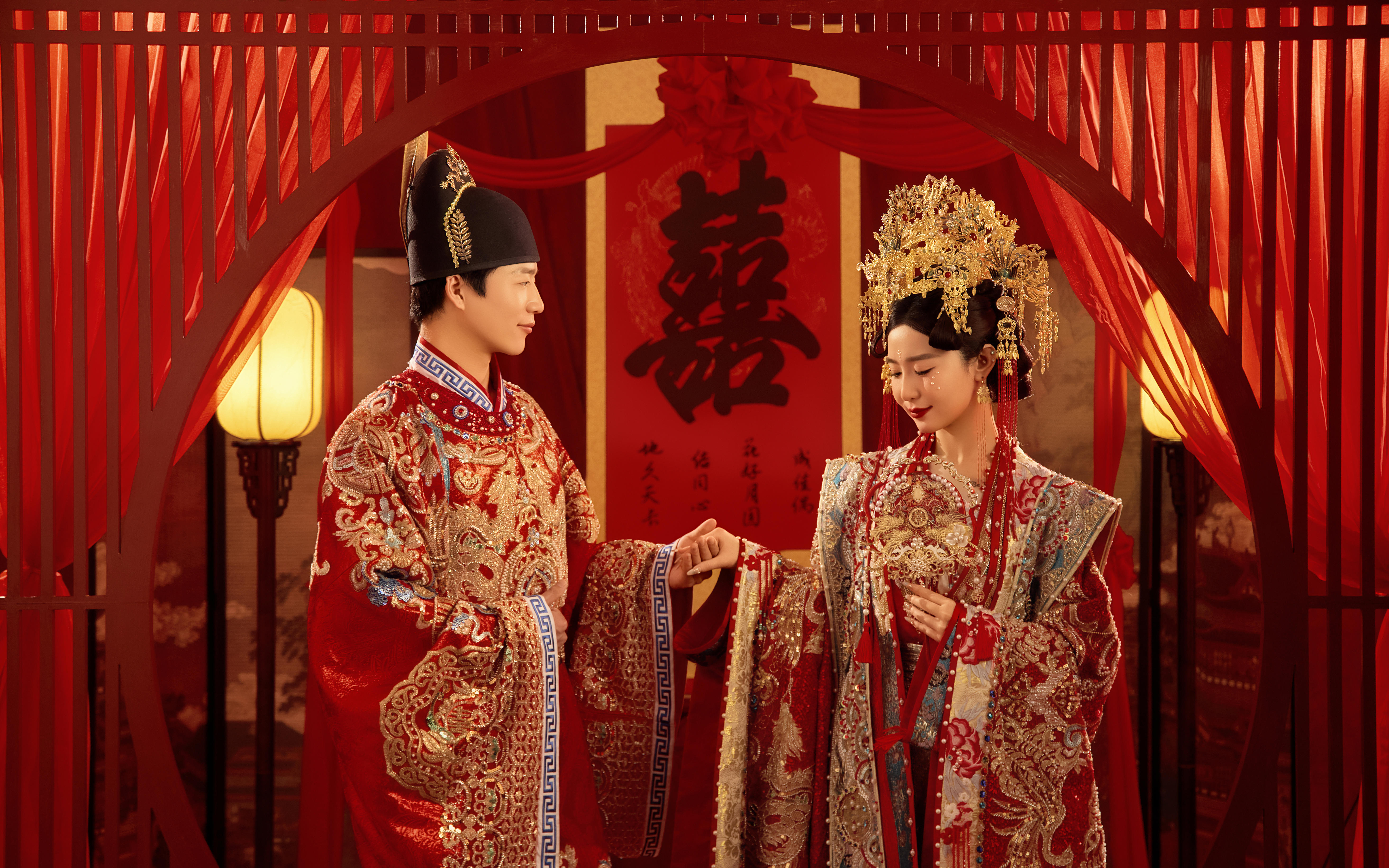 重工刺繡明制婚服室內(nèi)婚紗照