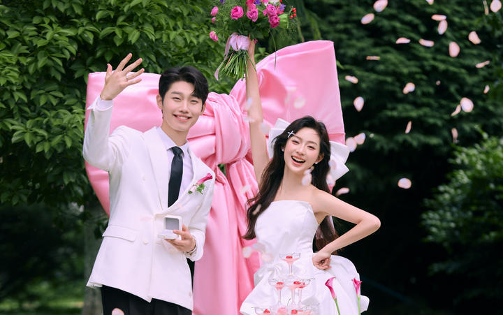 一整個(gè)被拿捏??草坪粉紗婚紗照甜度拉滿