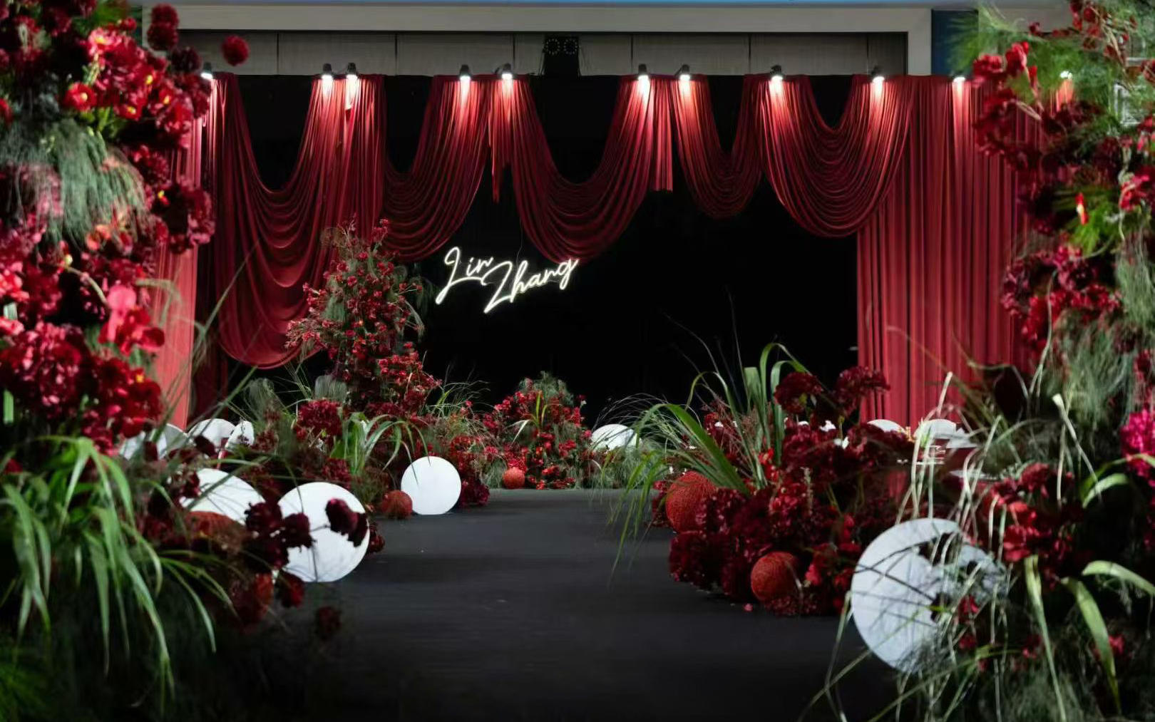 紅色圣誕風(fēng)布幔，營(yíng)造溫馨婚禮氛圍「拾柒婚禮」