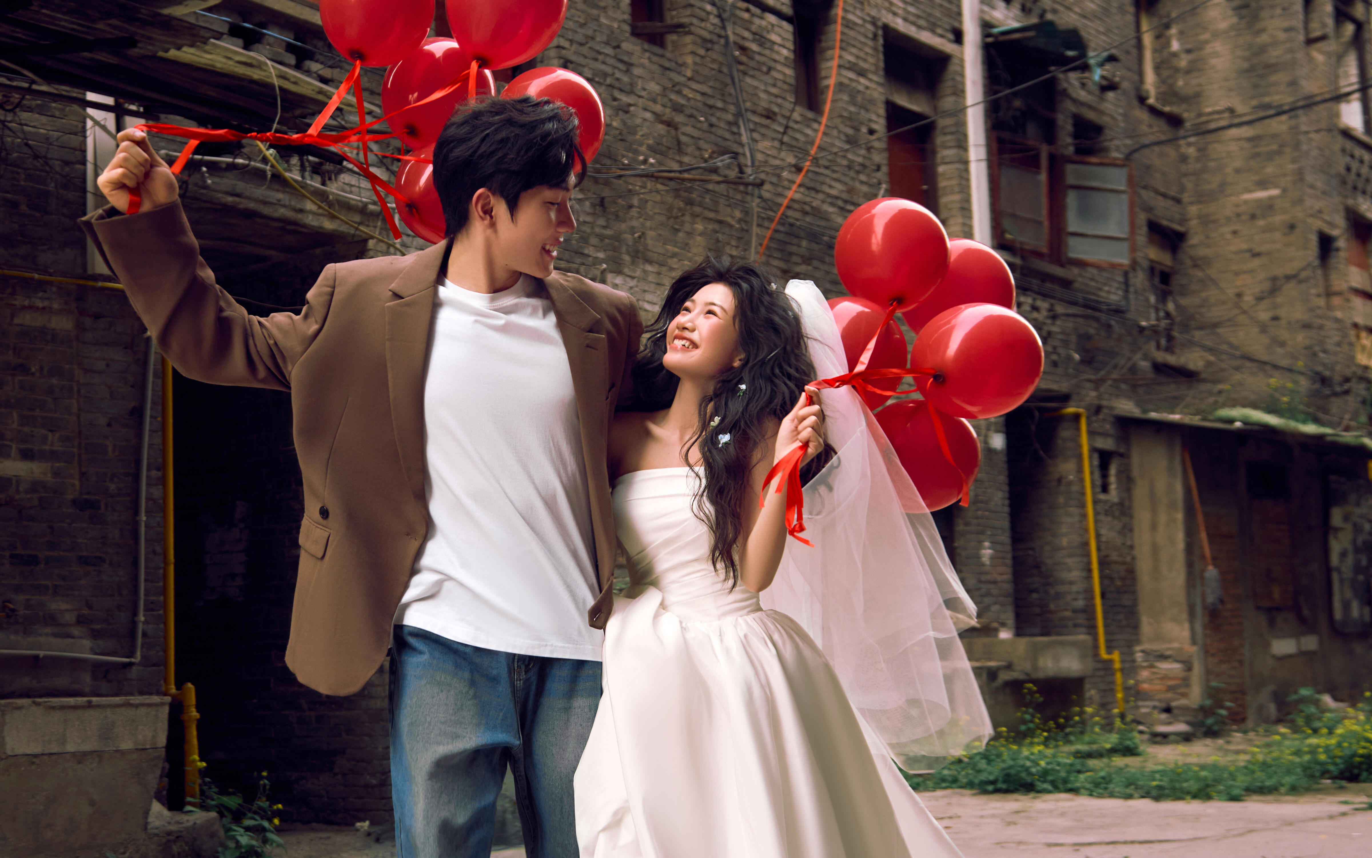 街头的红气球婚纱照  浪漫到犯规