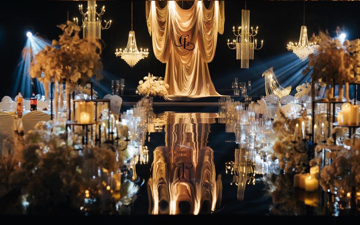 《叙语》金色布幔轻垂 充满复古轻奢温柔感