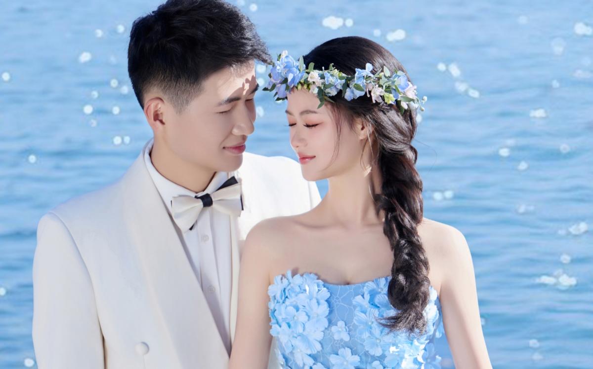 一襲夢幻花神婚紗???♀? 與愛人牽手漫步海邊