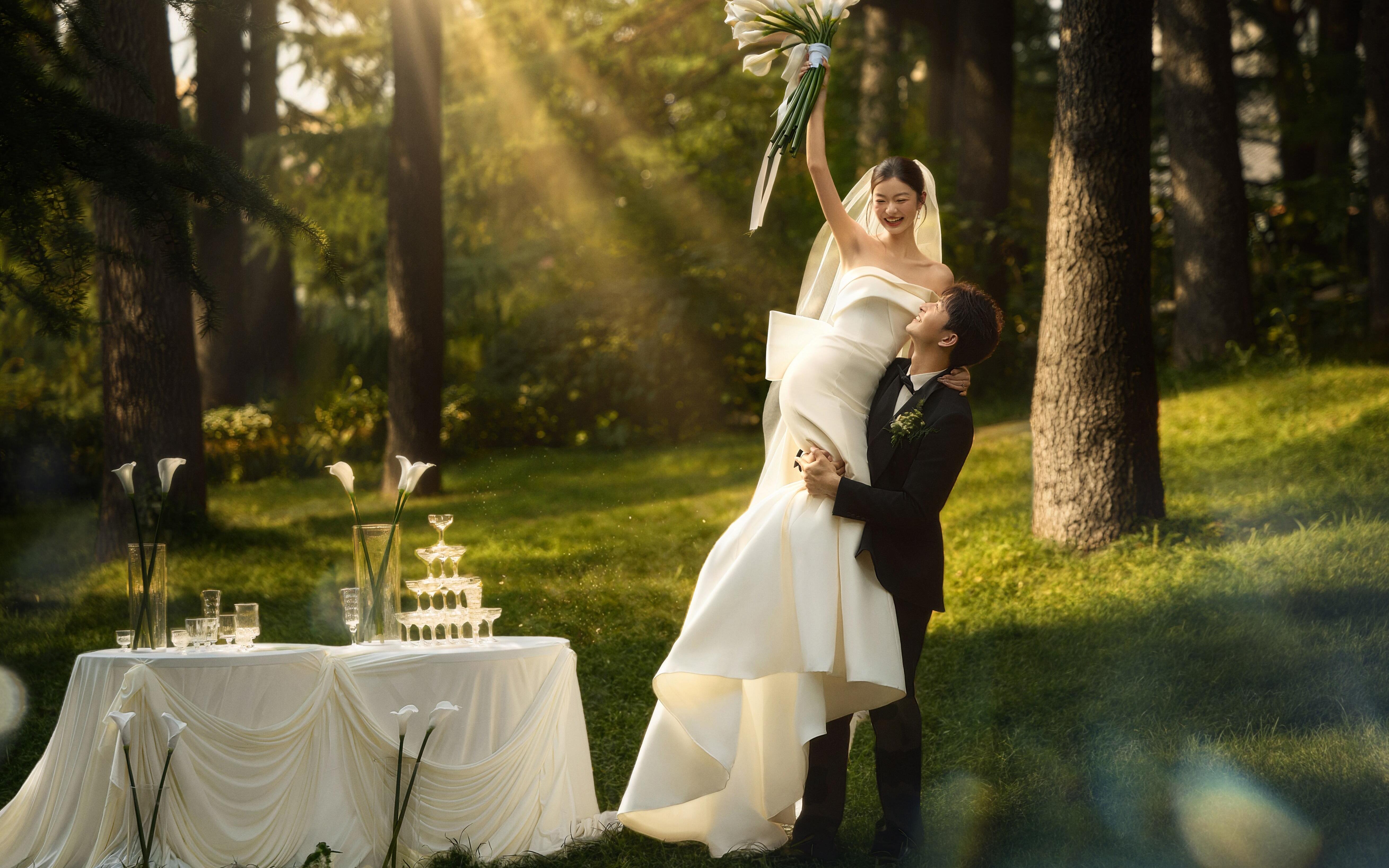 被光影偏爱的草坪婚纱照 故事感封神