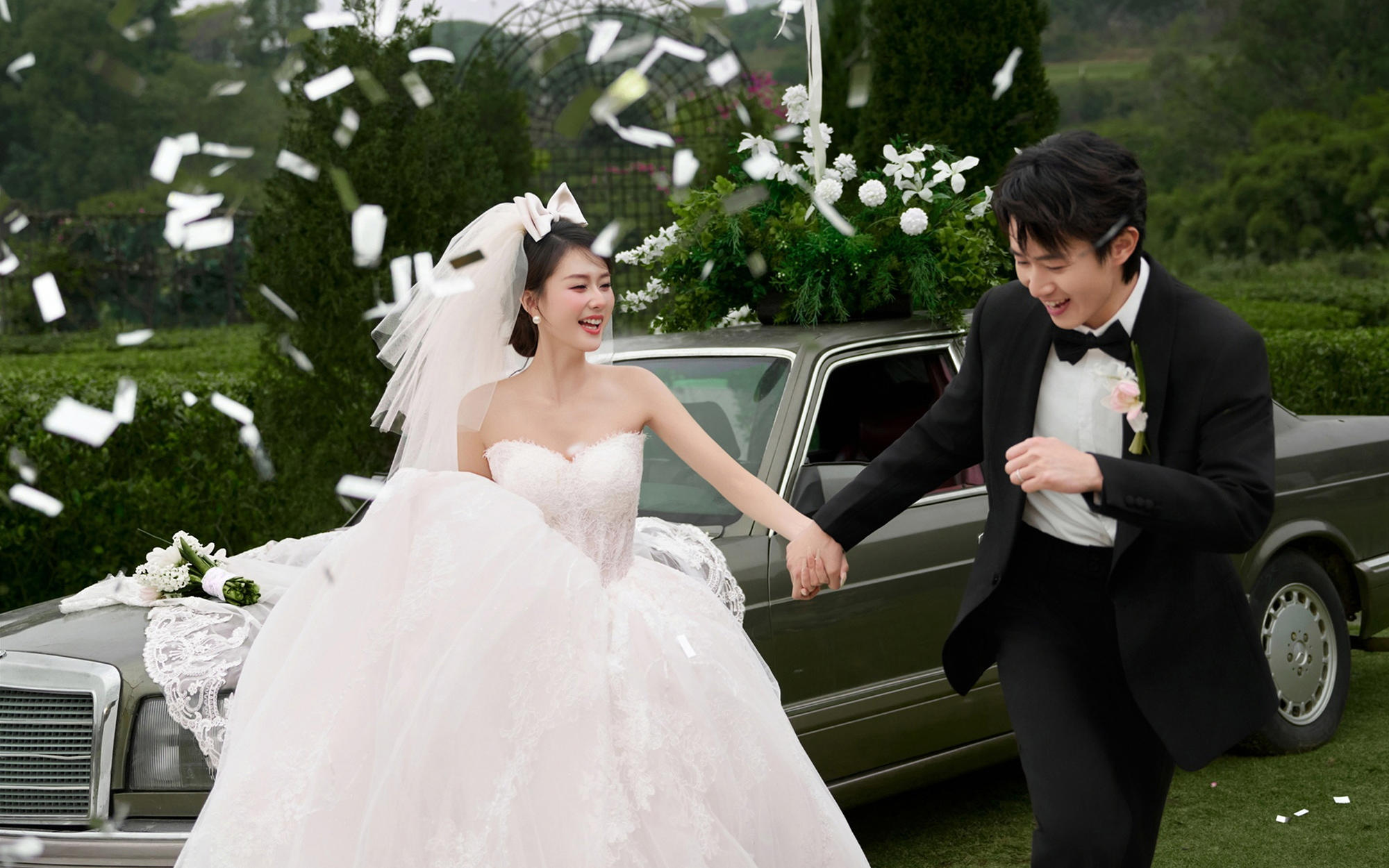 ???曠野酷侶｜草坪婚紗照，這樣拍太颯了??