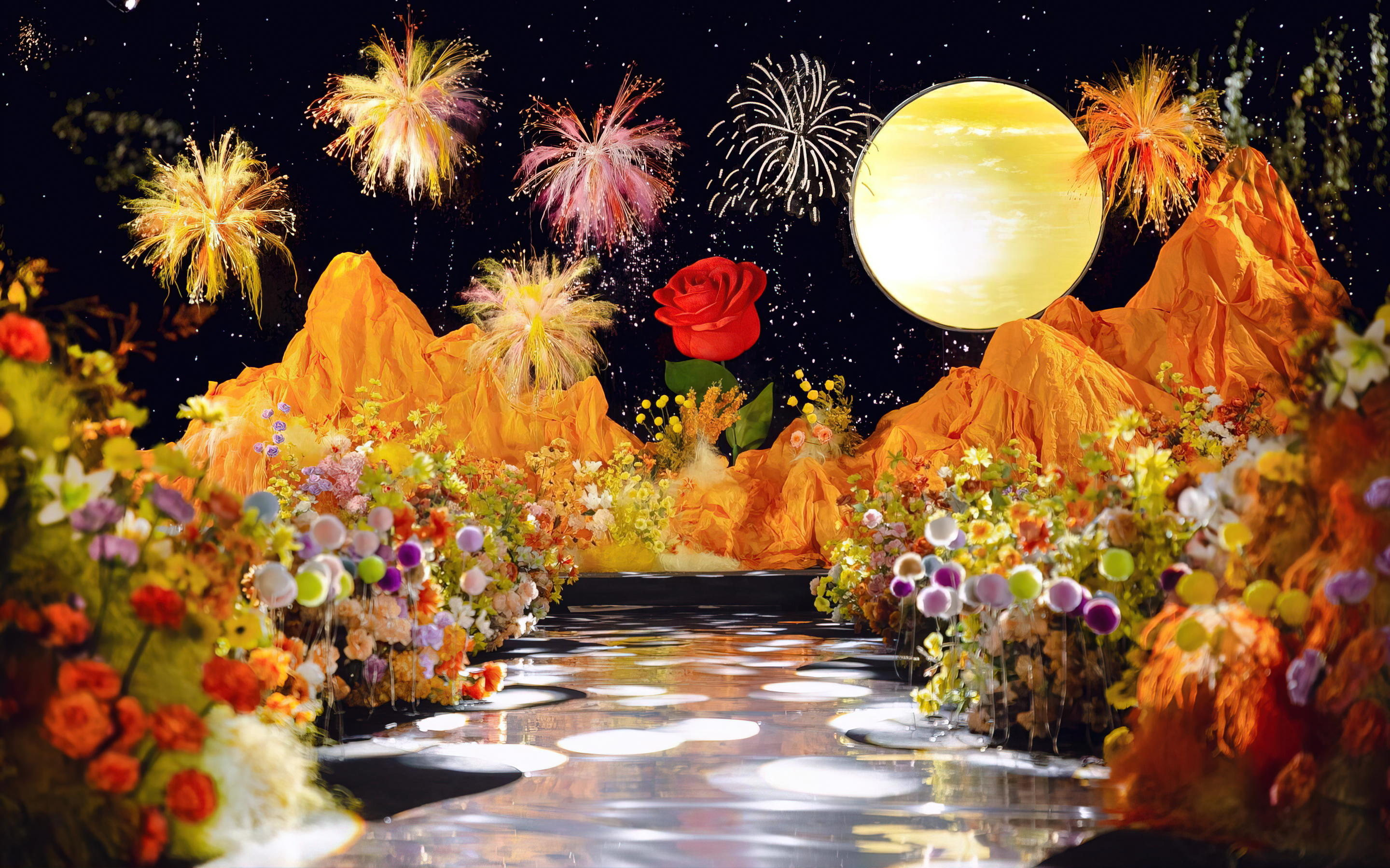 落日余暉映照的浪漫婚禮