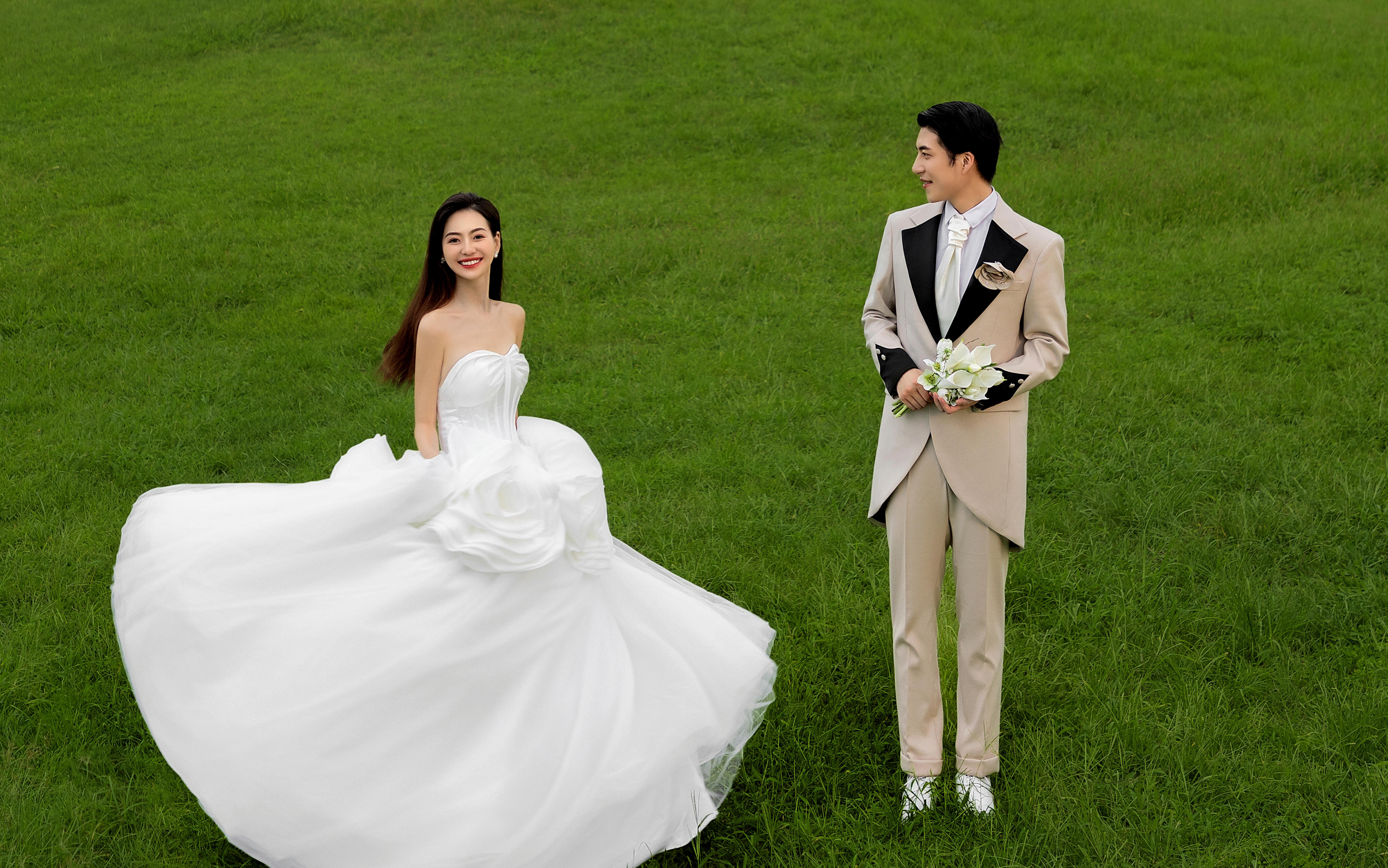 誰(shuí)懂??！看了N遍還是很喜歡這組婚紗照