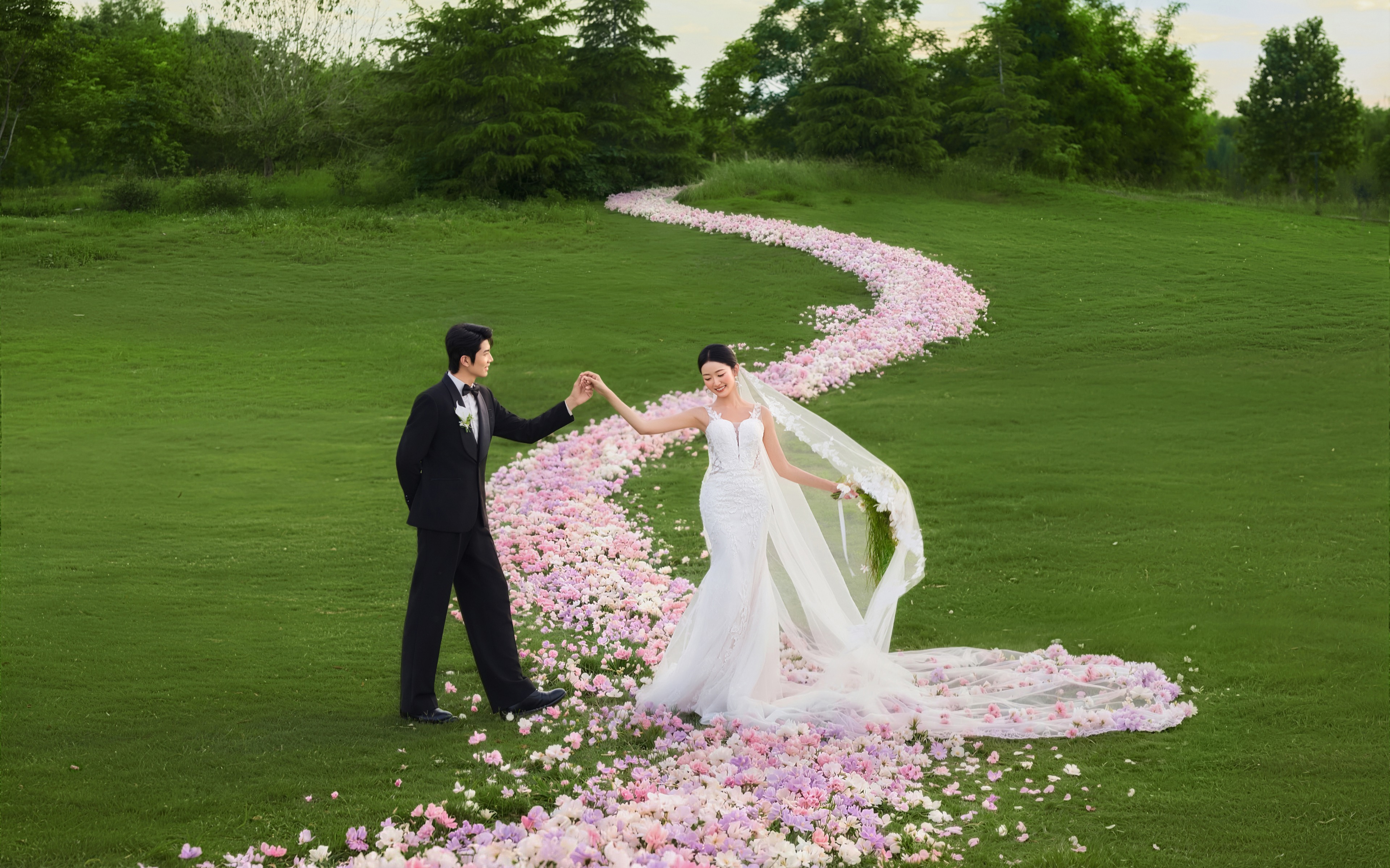 封神草坪婚纱照！步步生花也太梦幻了💐