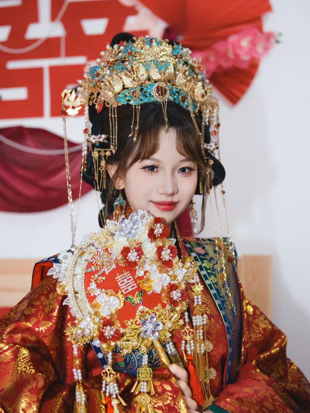 秀禾妆造｜金绣华服 + 古典盘发，美成世家大小姐