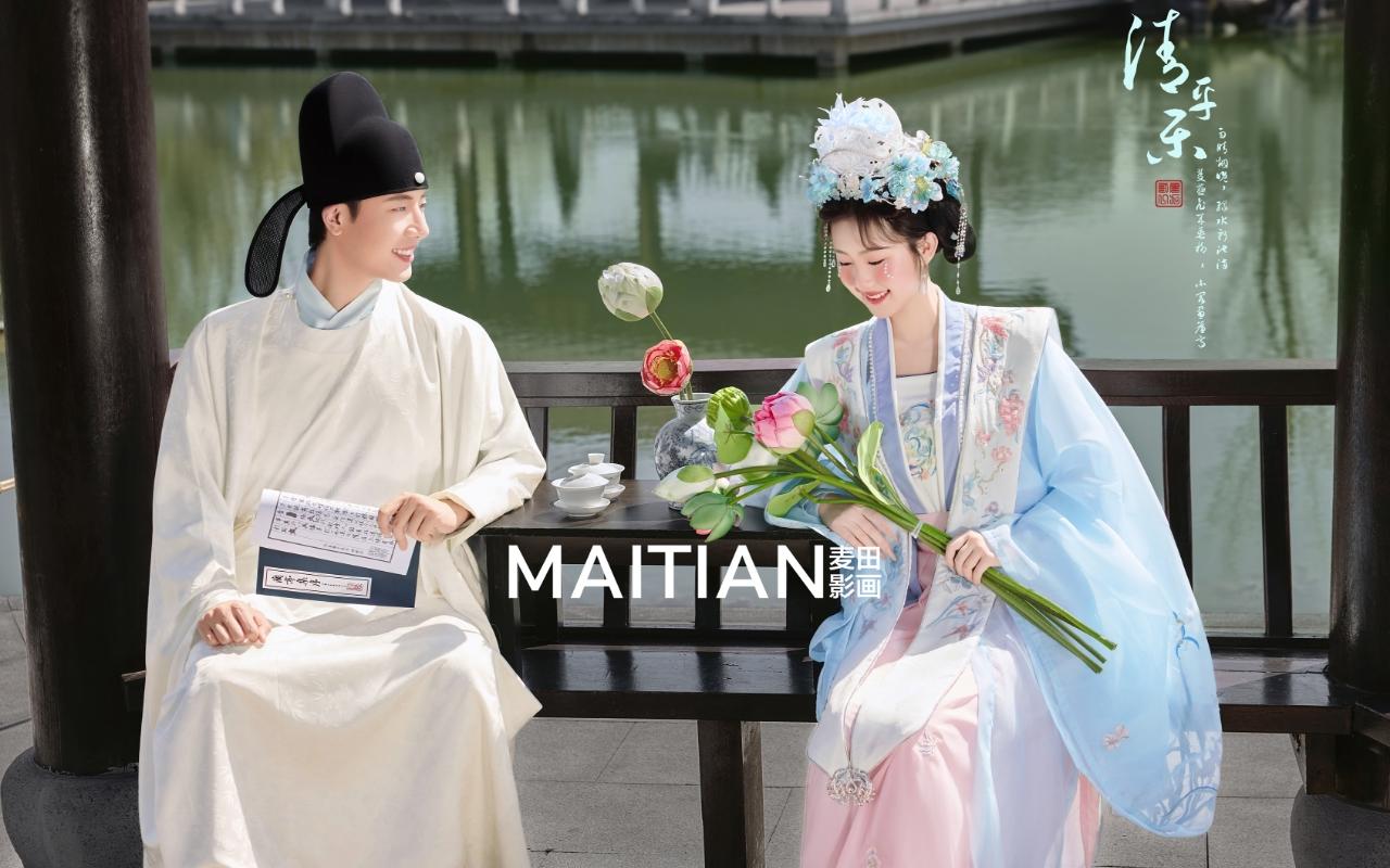 漢服園林俏皮感園林石橋作背景 展現(xiàn)清新雅致的美