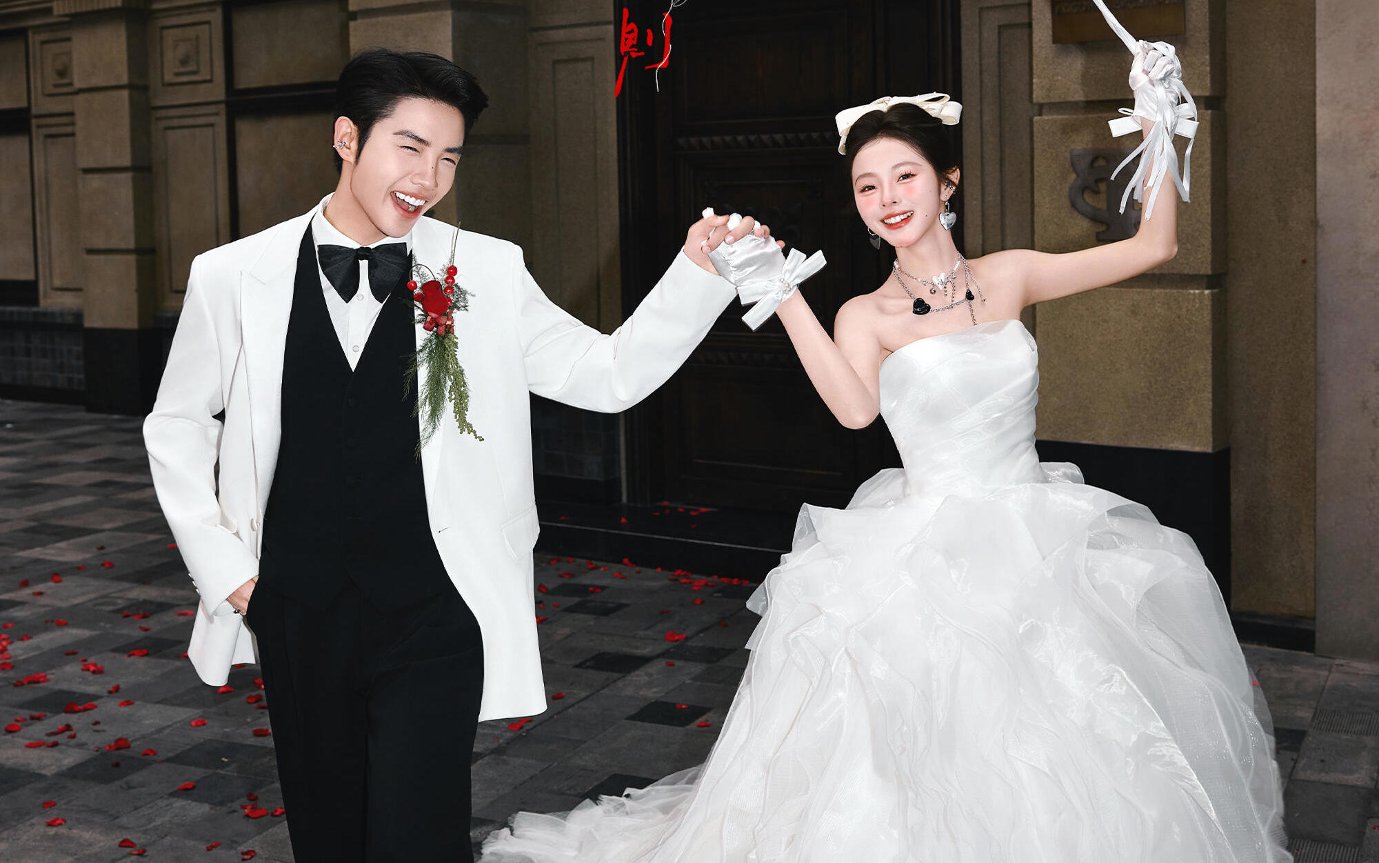 还是00后会 闪光灯街拍婚纱照燃爆了