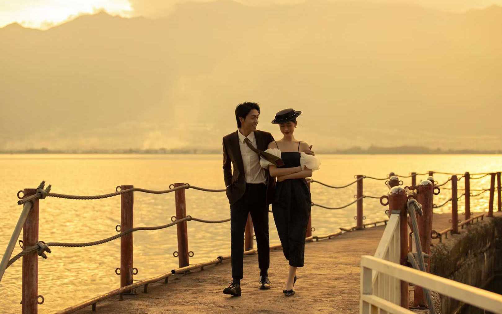 复古港风婚照：湖畔黄昏里的优雅西装与吊带裙