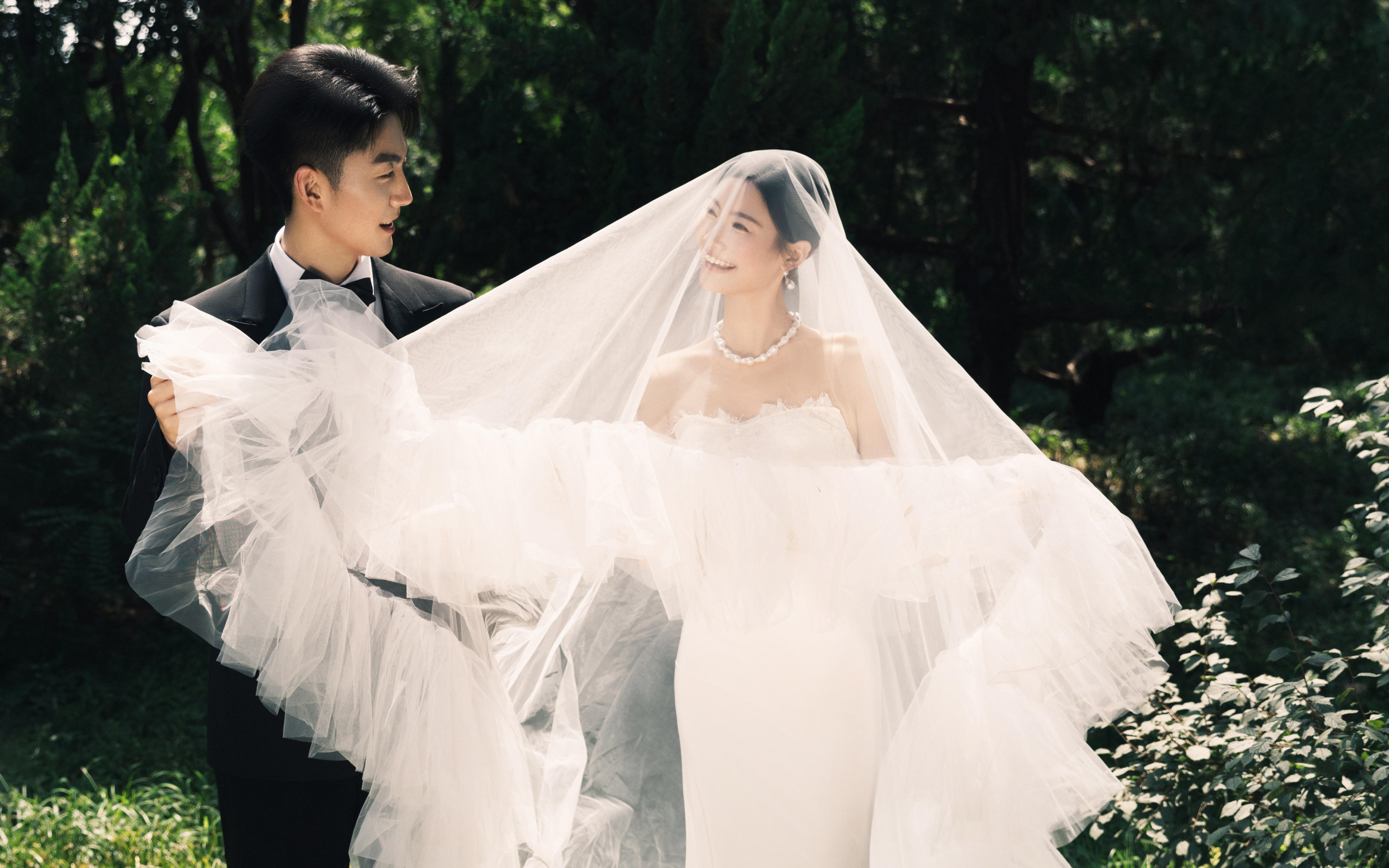 墨鏡加持，頭紗輕揚(yáng)，解鎖不呆板的高級(jí)浪漫