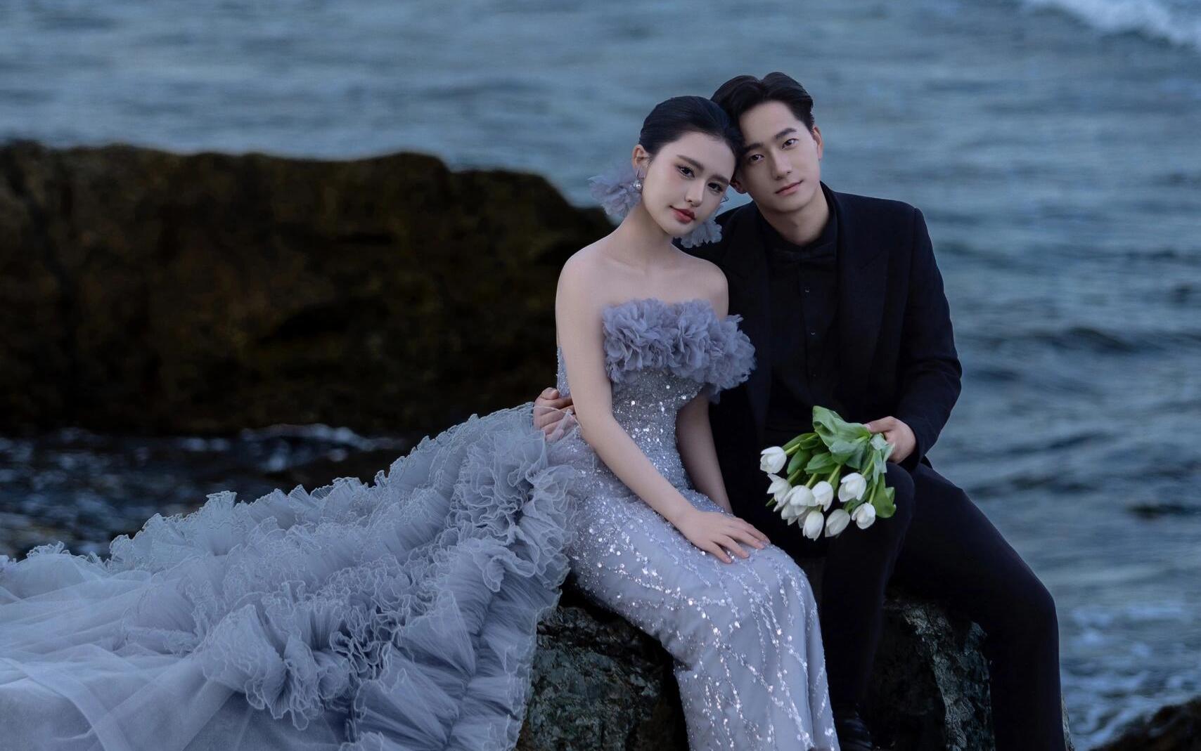  海水和礁石的相互碰撞拍出高级感婚纱照