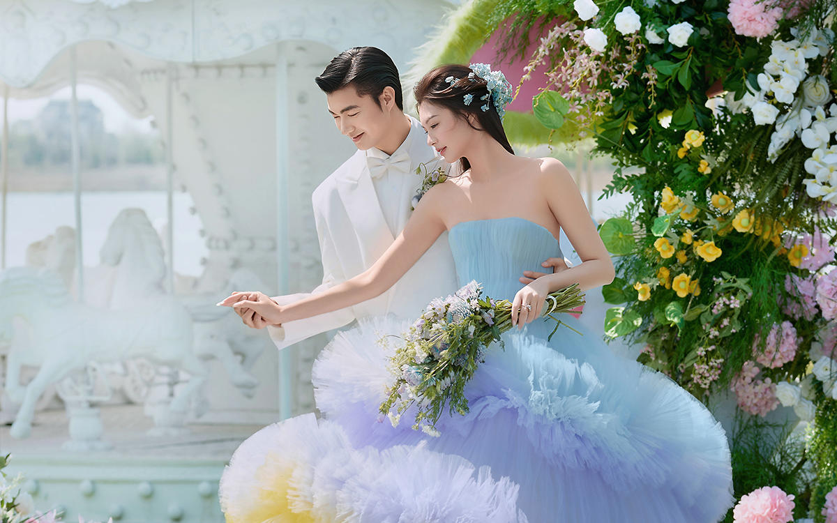 少女闯进了爱丽丝梦游仙境❤森系婚纱照