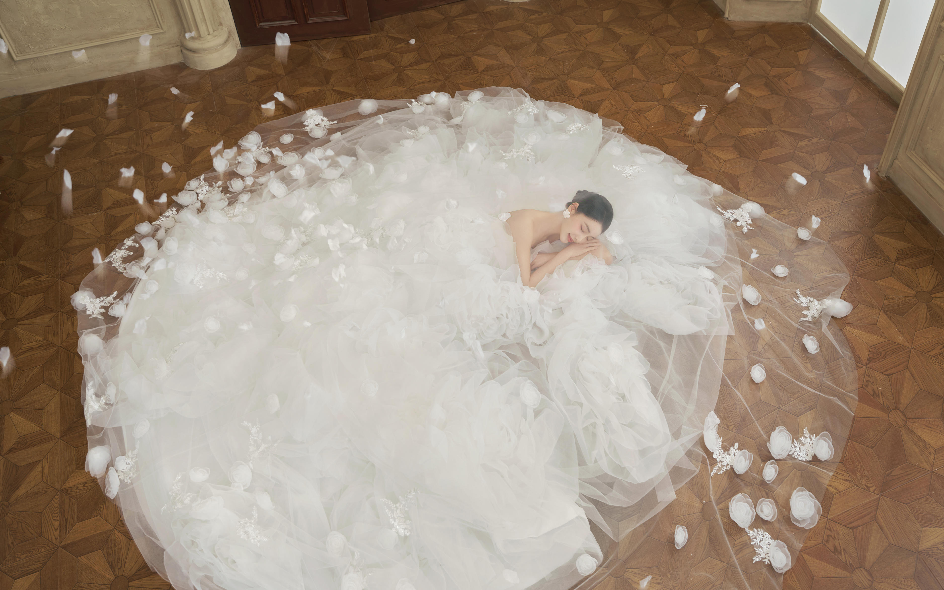 古堡室内实景婚纱照✨鎏金雕花映暖光