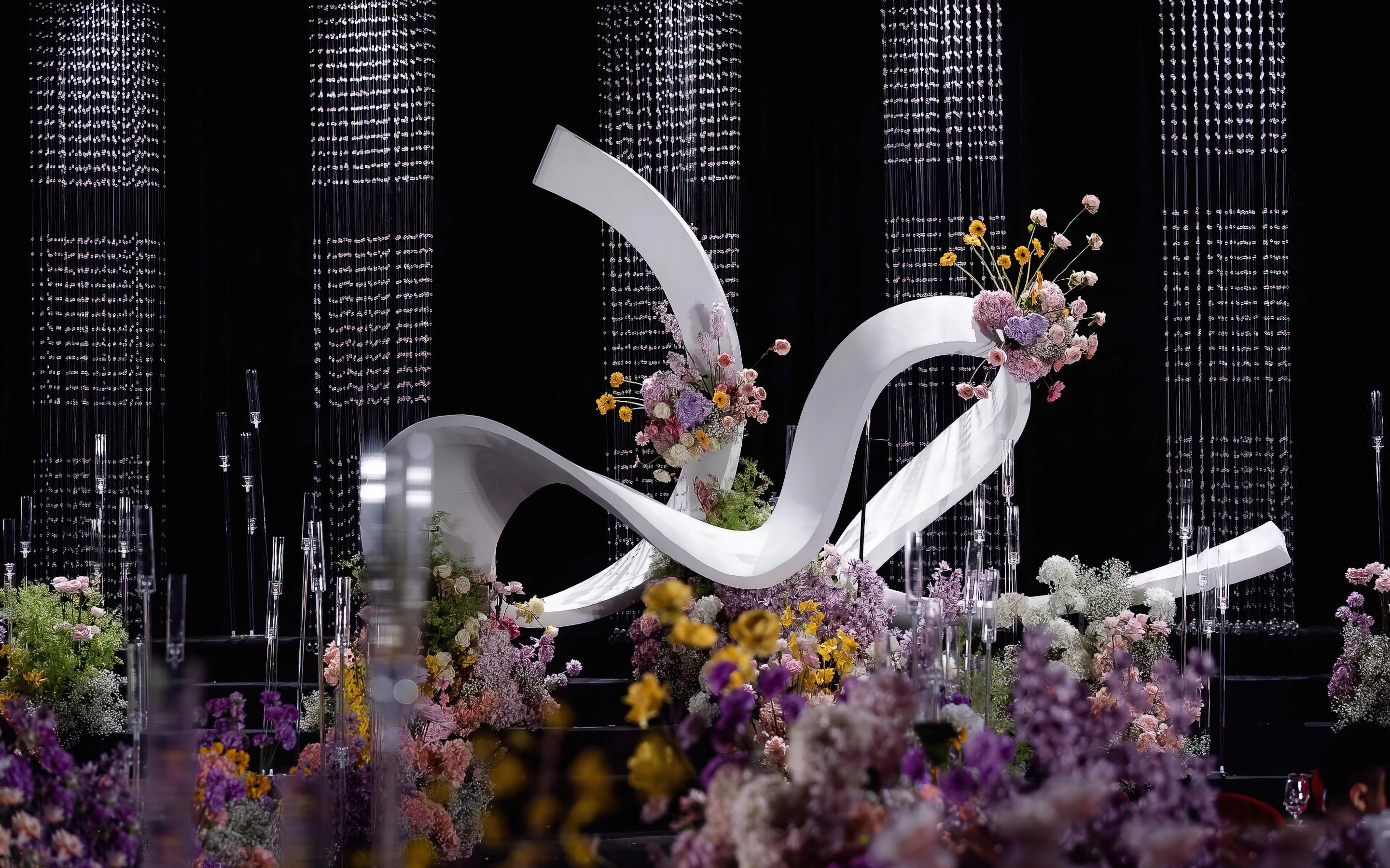 紫色布幔與水晶元素交融的婚禮空間