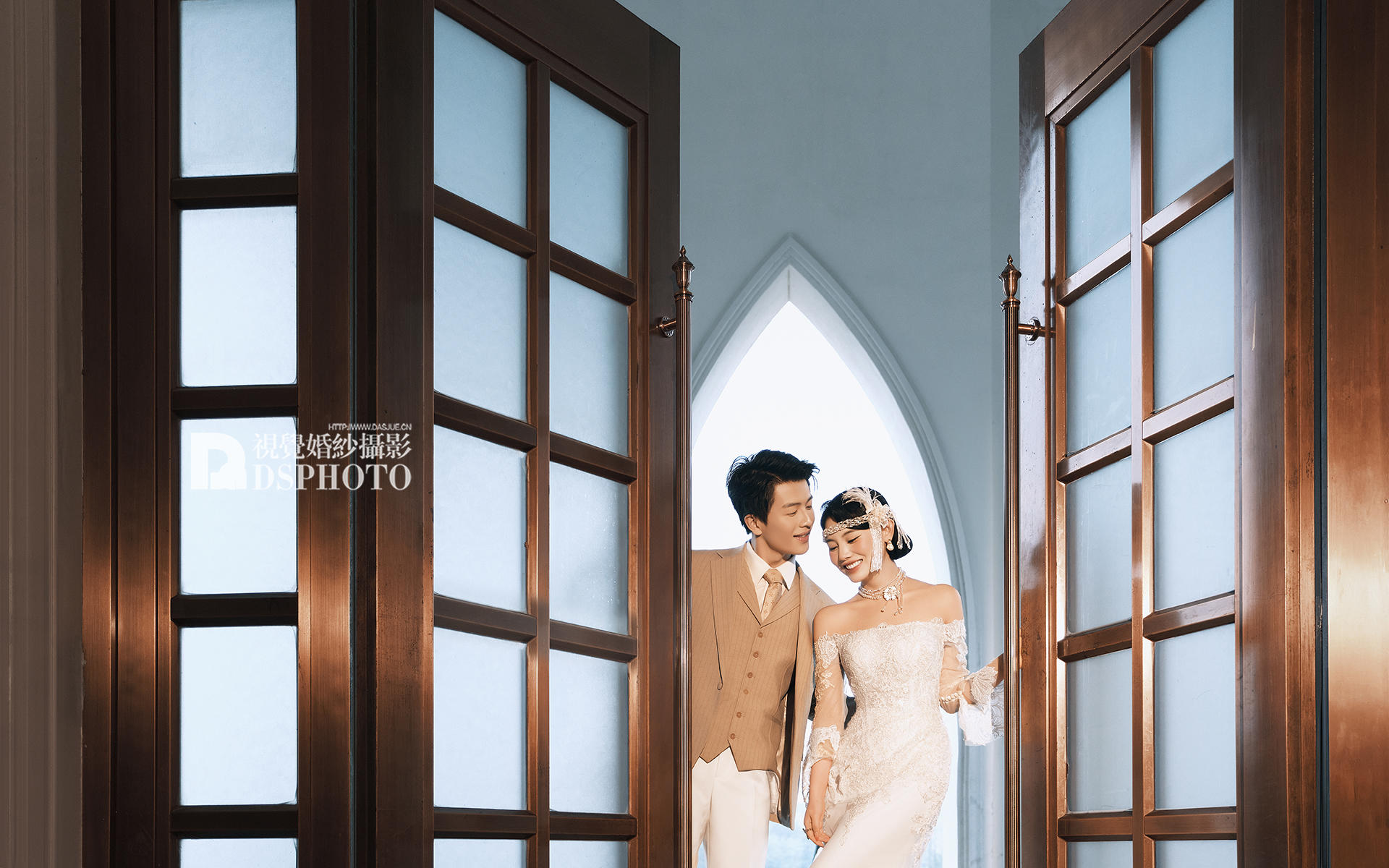 電影感婚紗照｜復(fù)古教堂里的老錢風(fēng)，高級(jí)又耐看