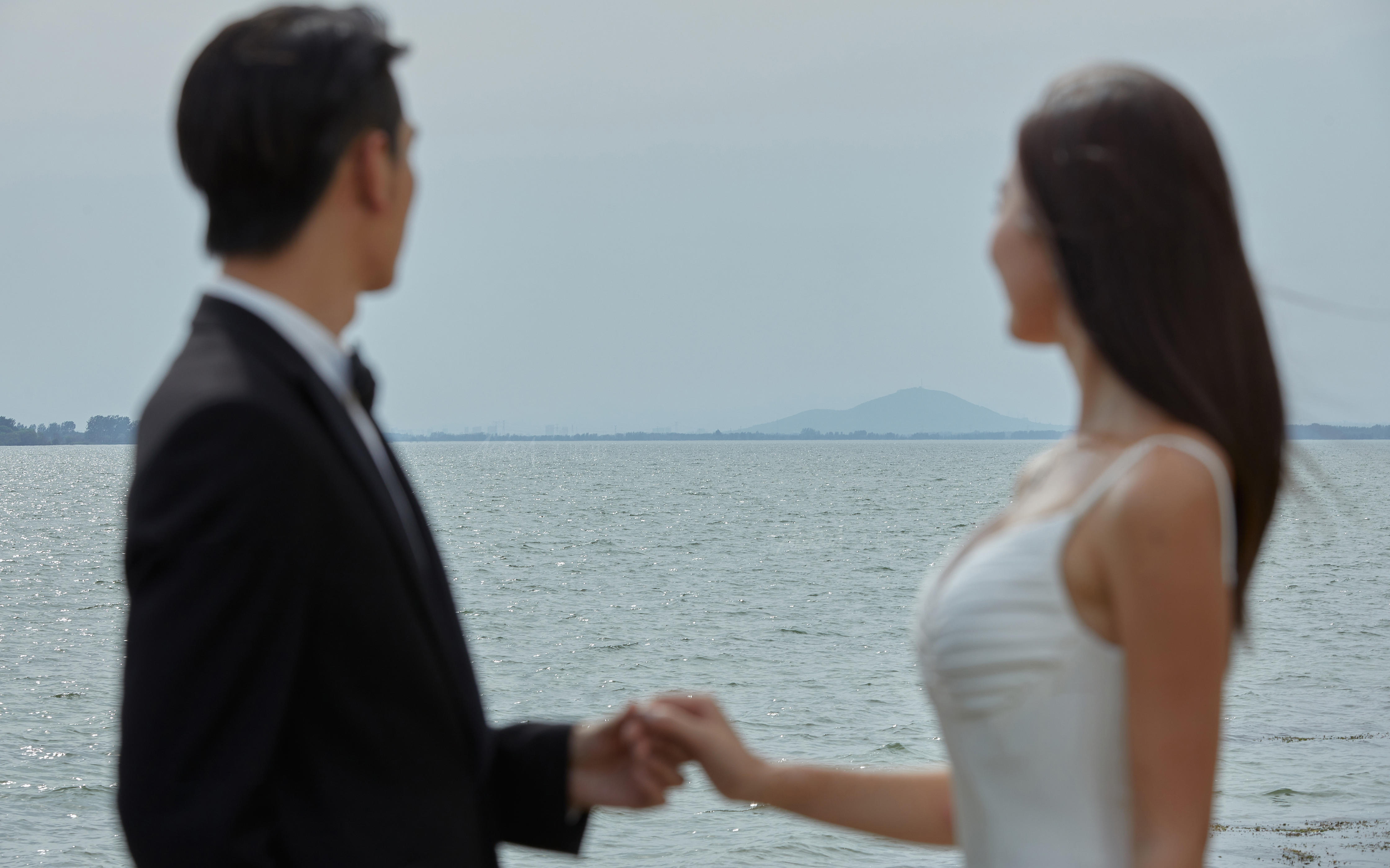 電影感海景婚紗照：高級感與故事感并重 ??