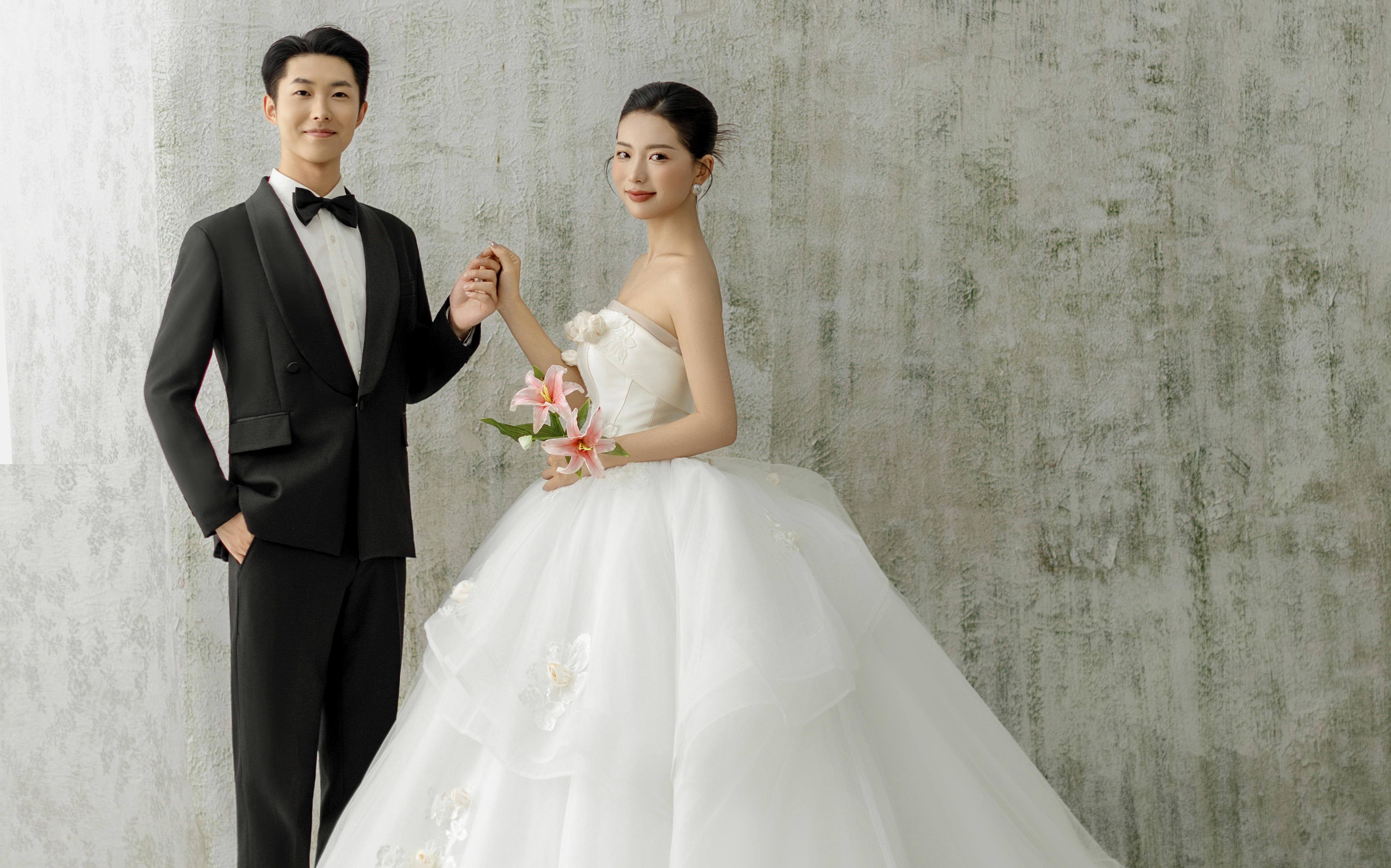 水泥灰背景下的主纱婚纱照质感满满‼️