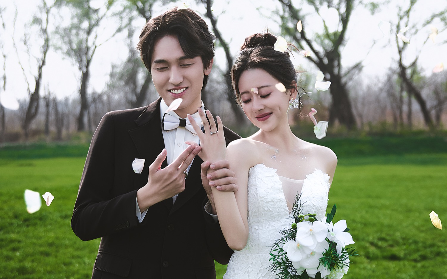 薇薇摄影美学丨草坪小众婚纱照