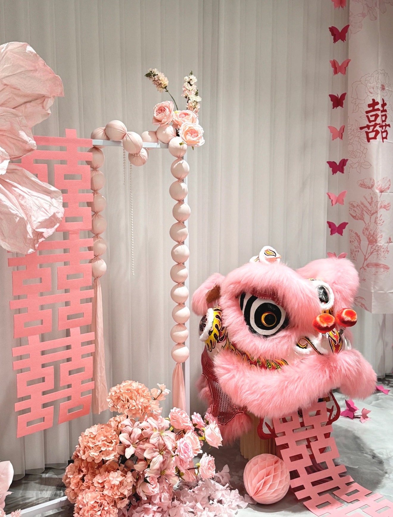 醒狮婚房粉色狮子头 中式婚房装饰布置