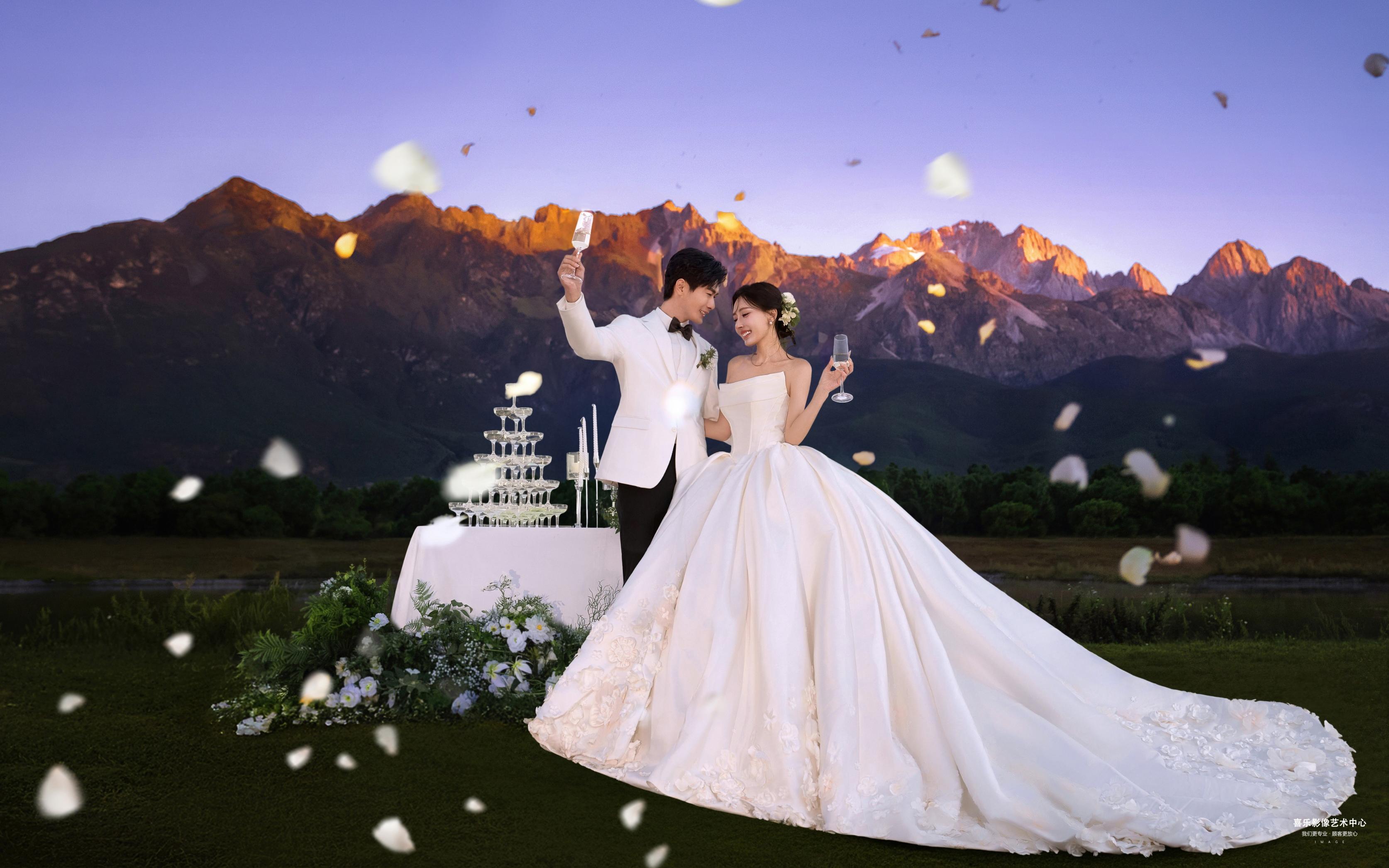 日照金山，把婚礼的仪式感拍进雪山