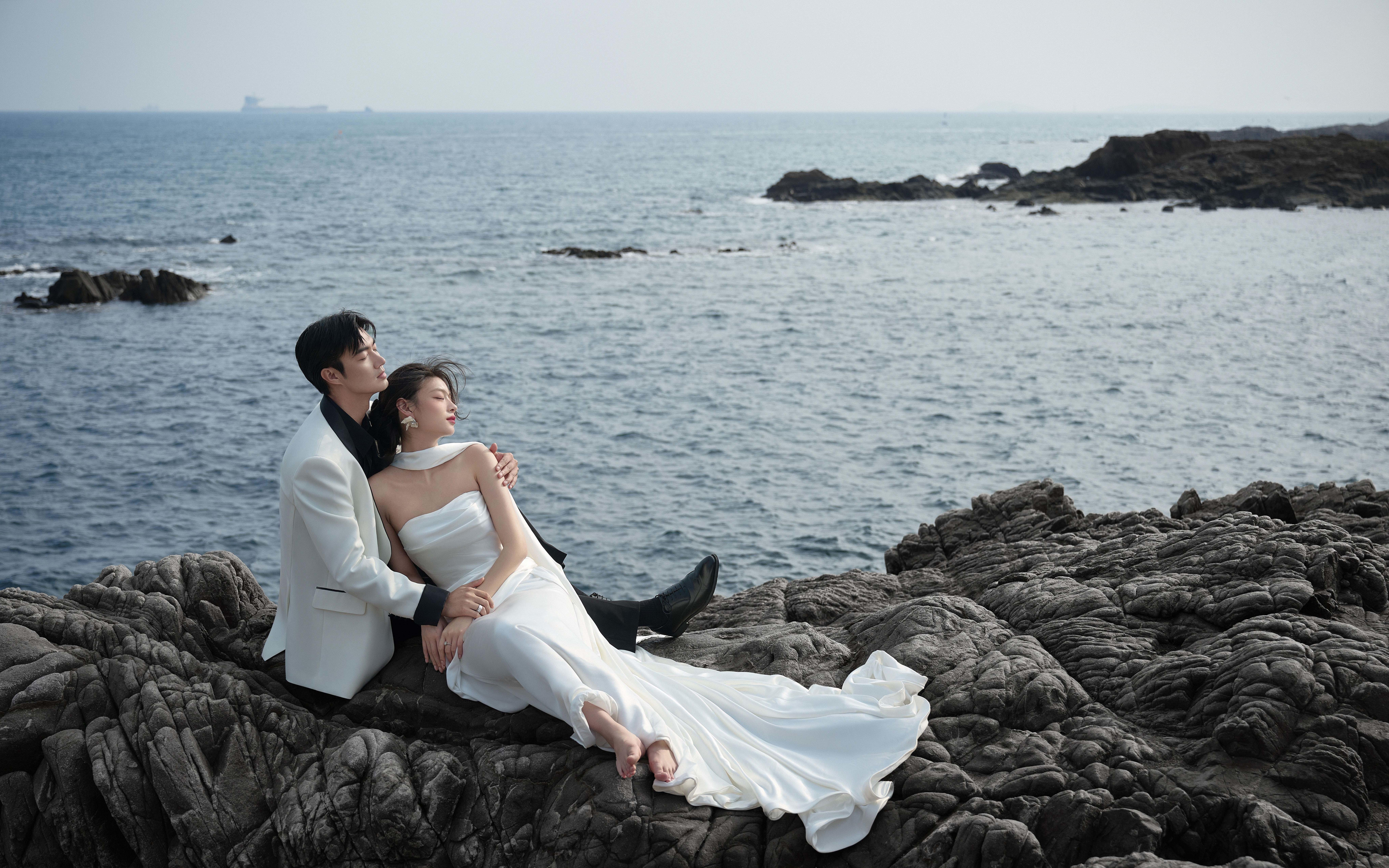 海邊氛圍感 礁石婚紗照,美的像夢(mèng)境