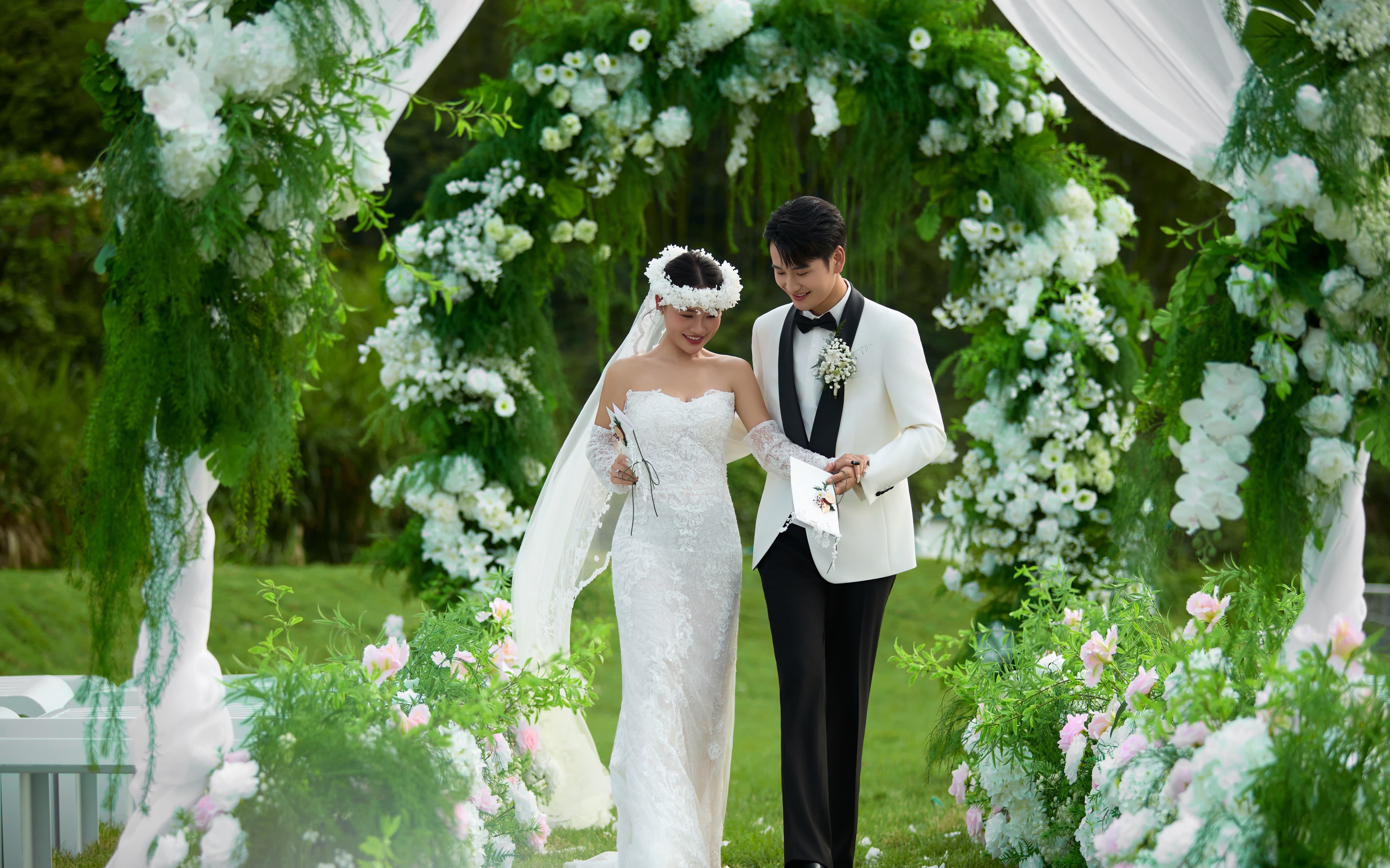 电影感草坪目的地婚礼婚纱照美翻