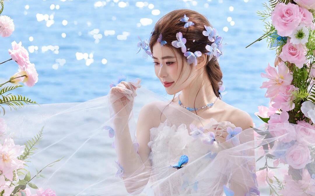 海邊花園色彩絢麗的氛圍感婚紗照
