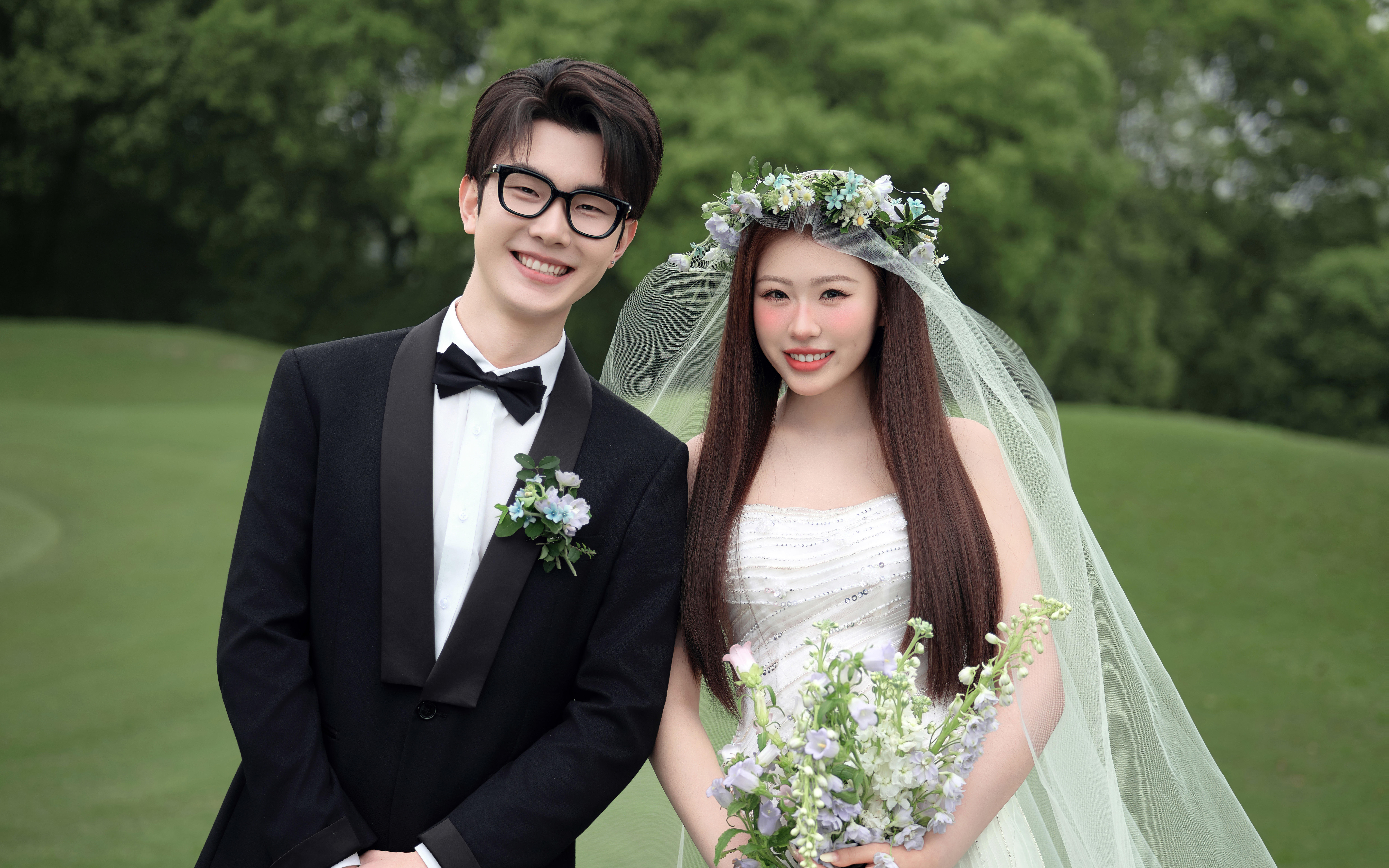 草坪婚纱照美到失语！这才是春日该有的浪漫