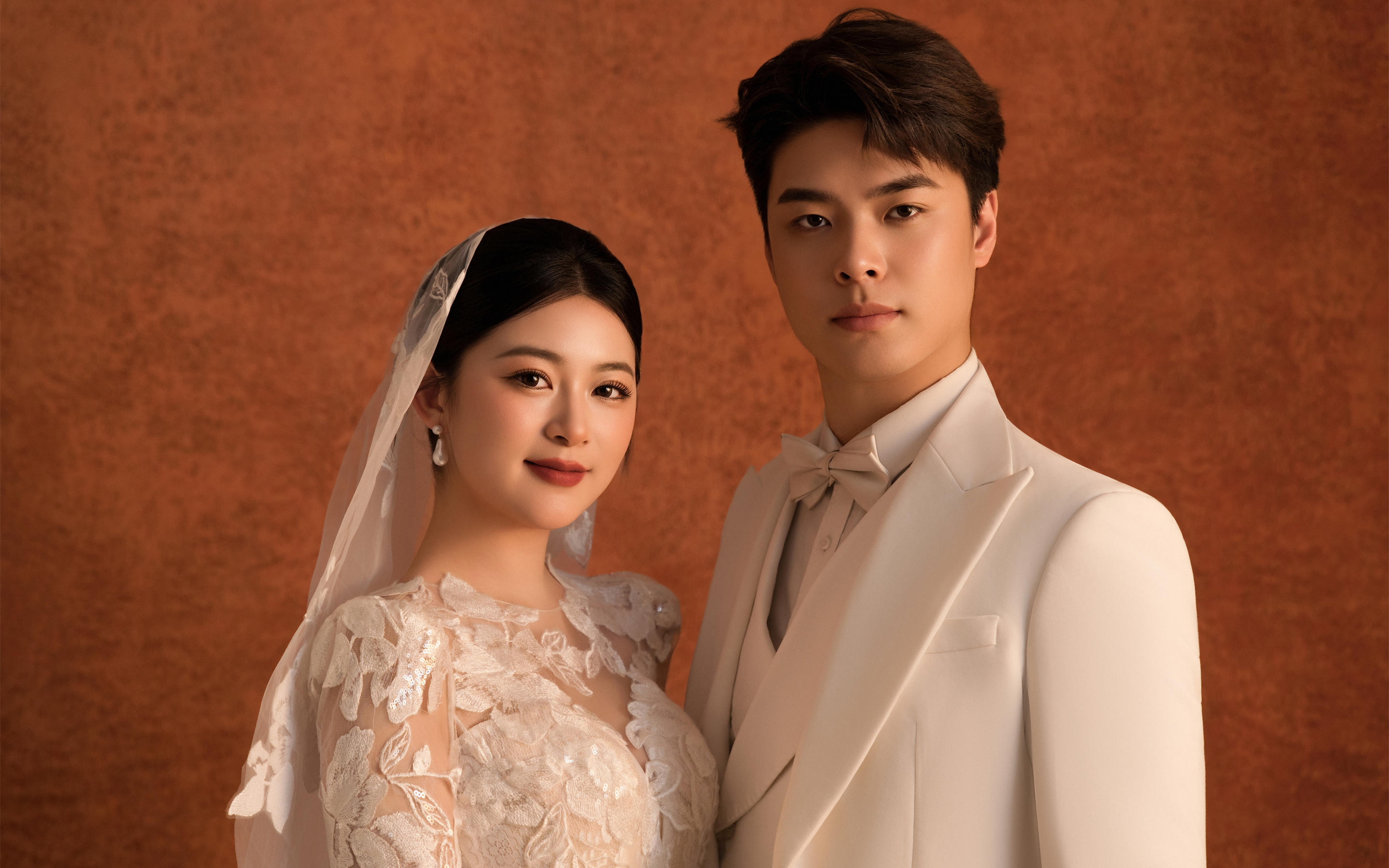 “白西装搭婚纱，往暖棕色背景前一站，就很有婚礼那