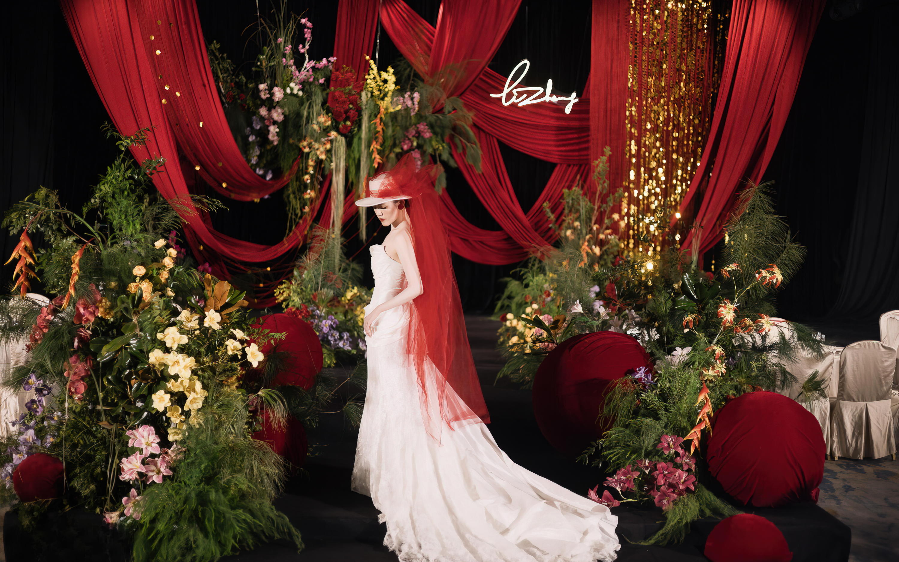 红色花艺装点的婚礼现场