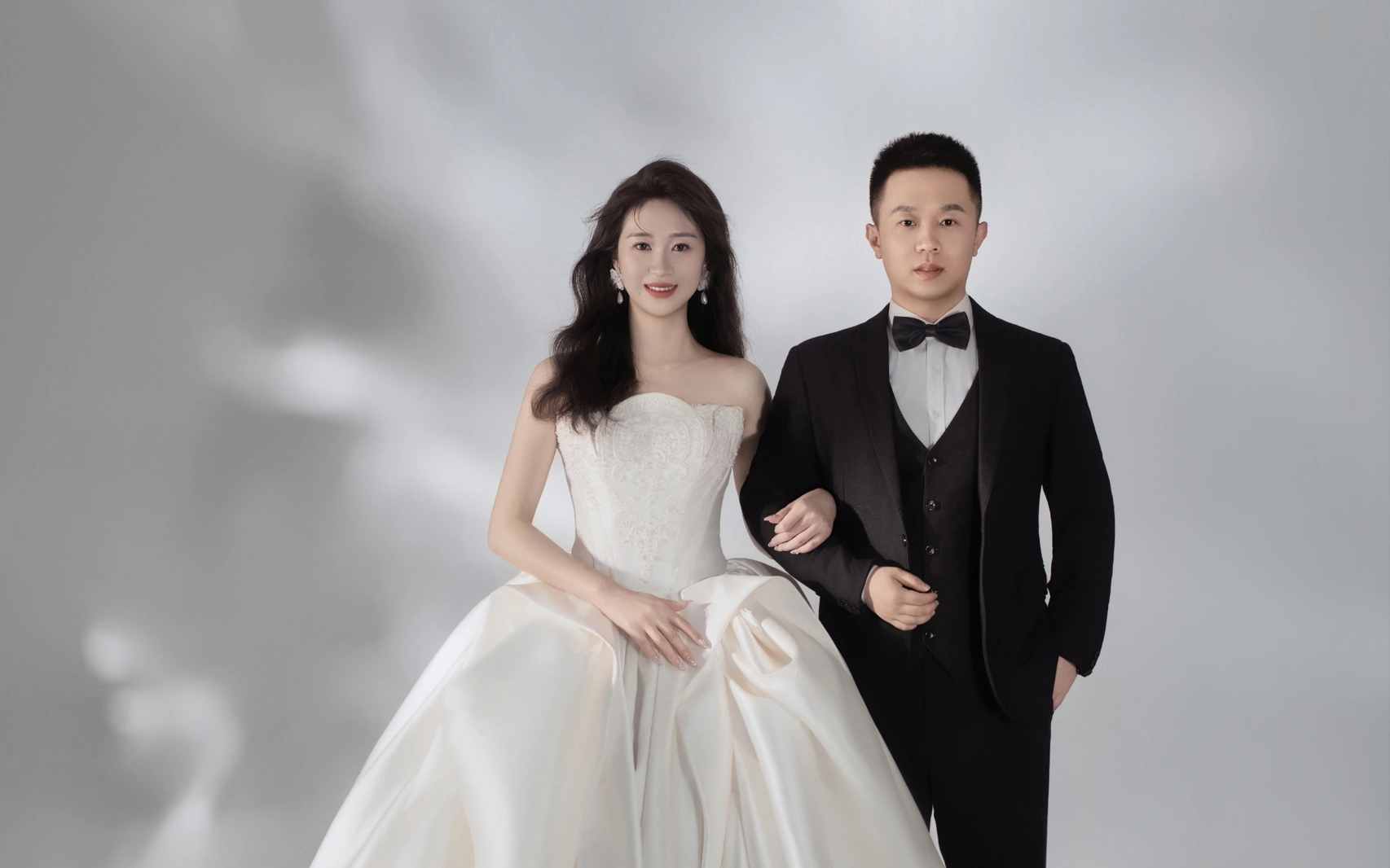 氛围感水波纹婚纱照美得杀出重围