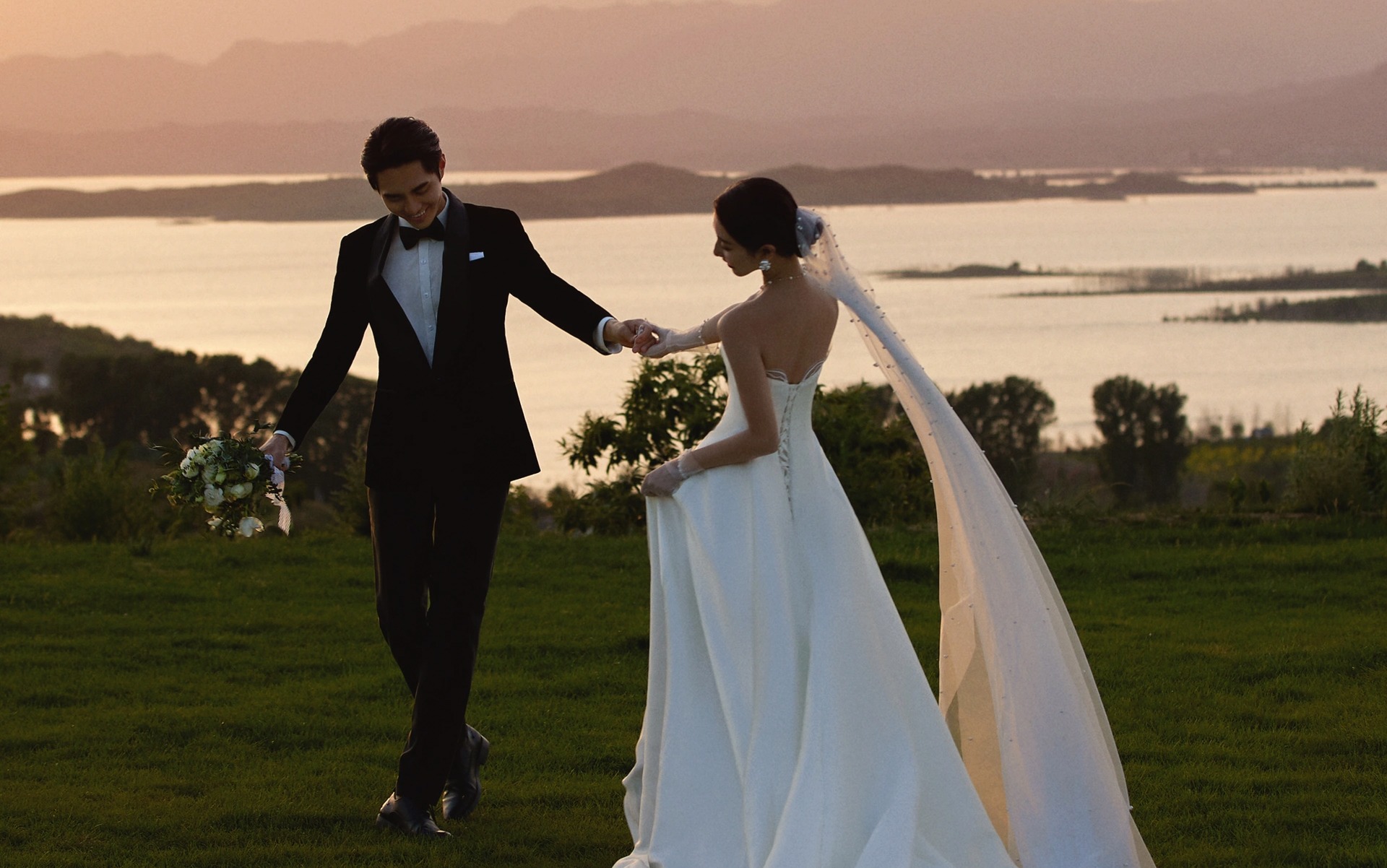 备婚挖到封神级草坪婚纱照！氛围感太戳我了…